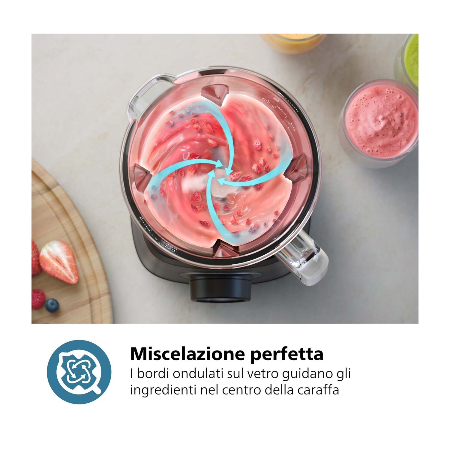 Un frullatore con fragole, mostra un mix perfetto con vortici.