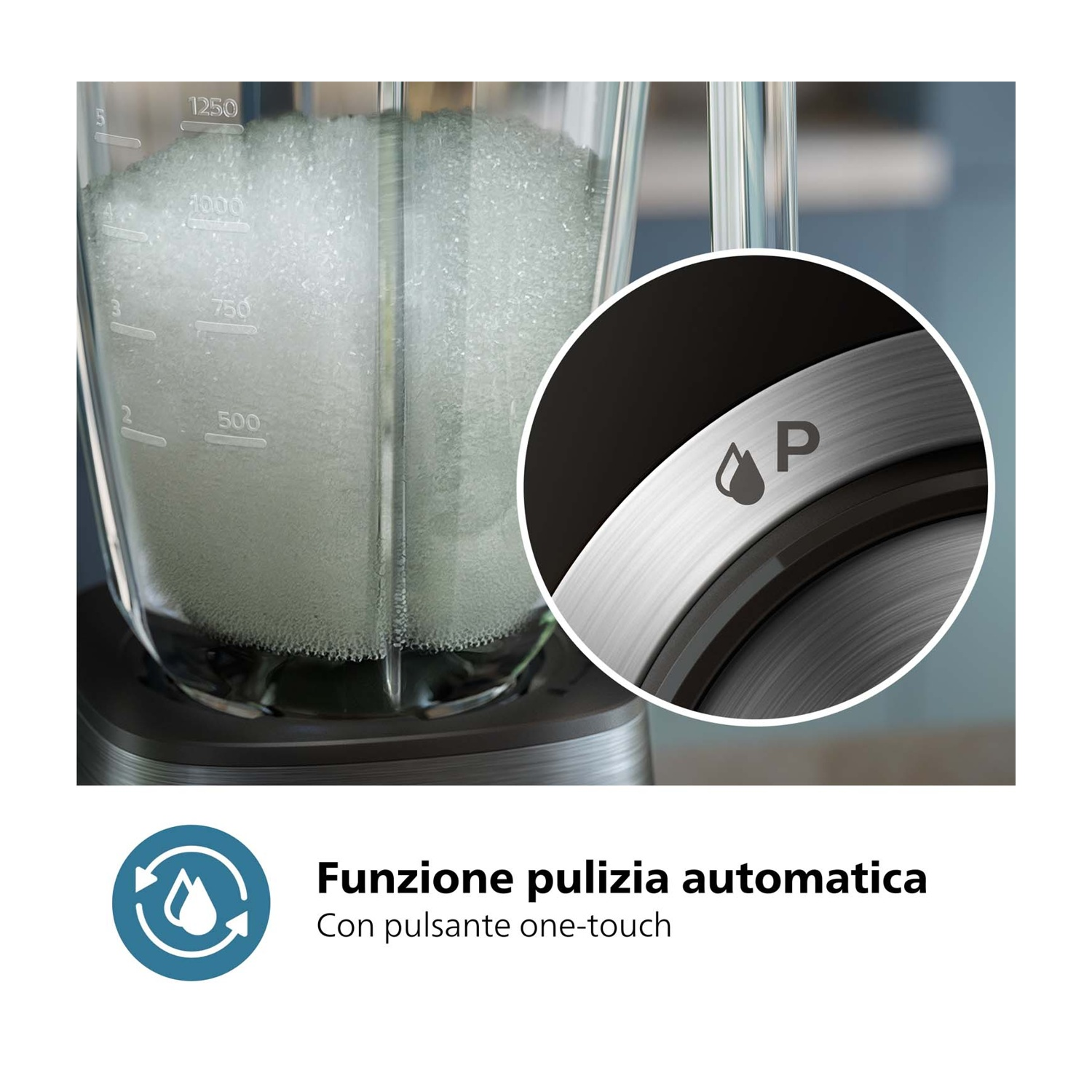 Frullatore con scala graduata, pieno di acqua schiumosa. Primo piano del pannello comandi con funzione pulizia.