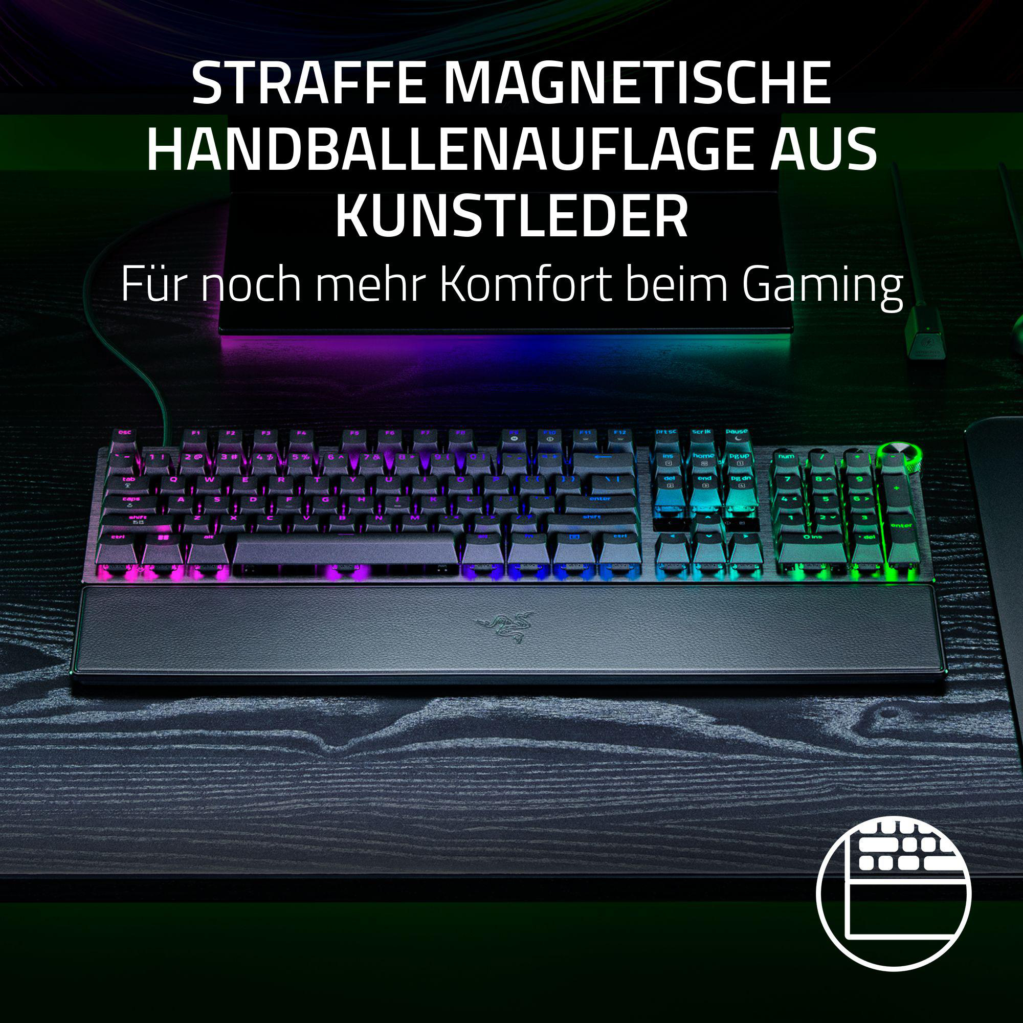 Eine schwarze Tastatur mit RGB-Beleuchtung und Handgelenkauflage auf einem Holztisch.