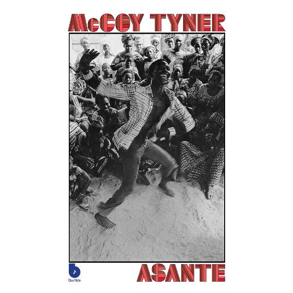 Egy férfi táncol egy ujjongó tömeg előtt. McCoy Tyner Asante.