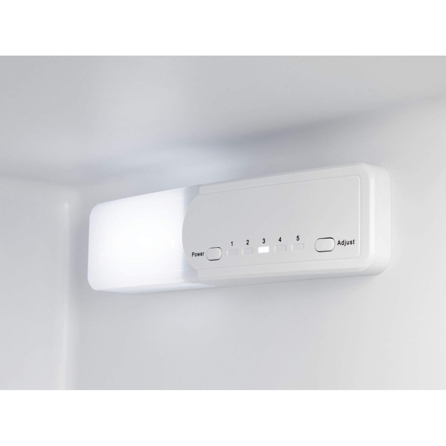 Un pannello di controllo bianco con pulsanti 'Power' e 'Adjust' e numeri 1-5.