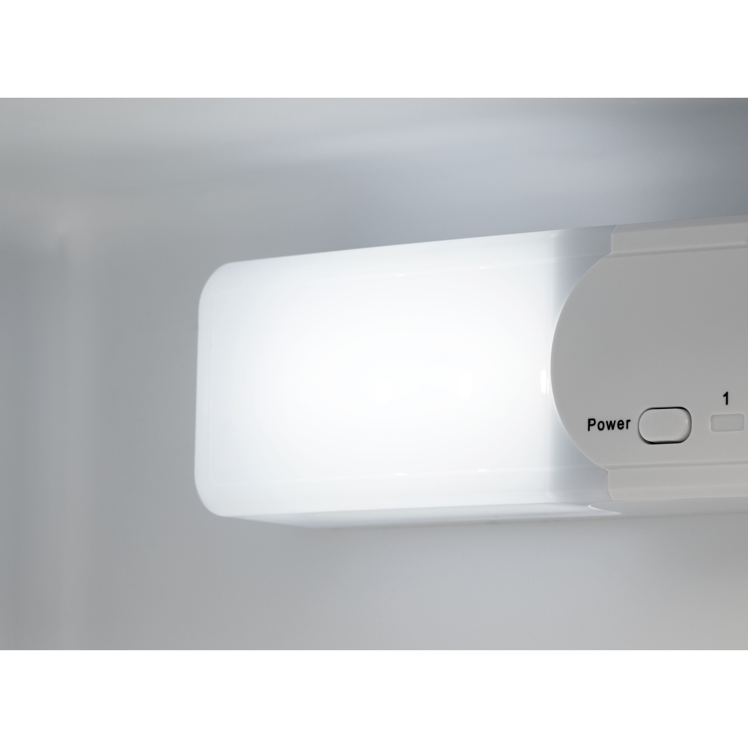 Una luce LED bianca con pulsante di accensione su sfondo grigio.