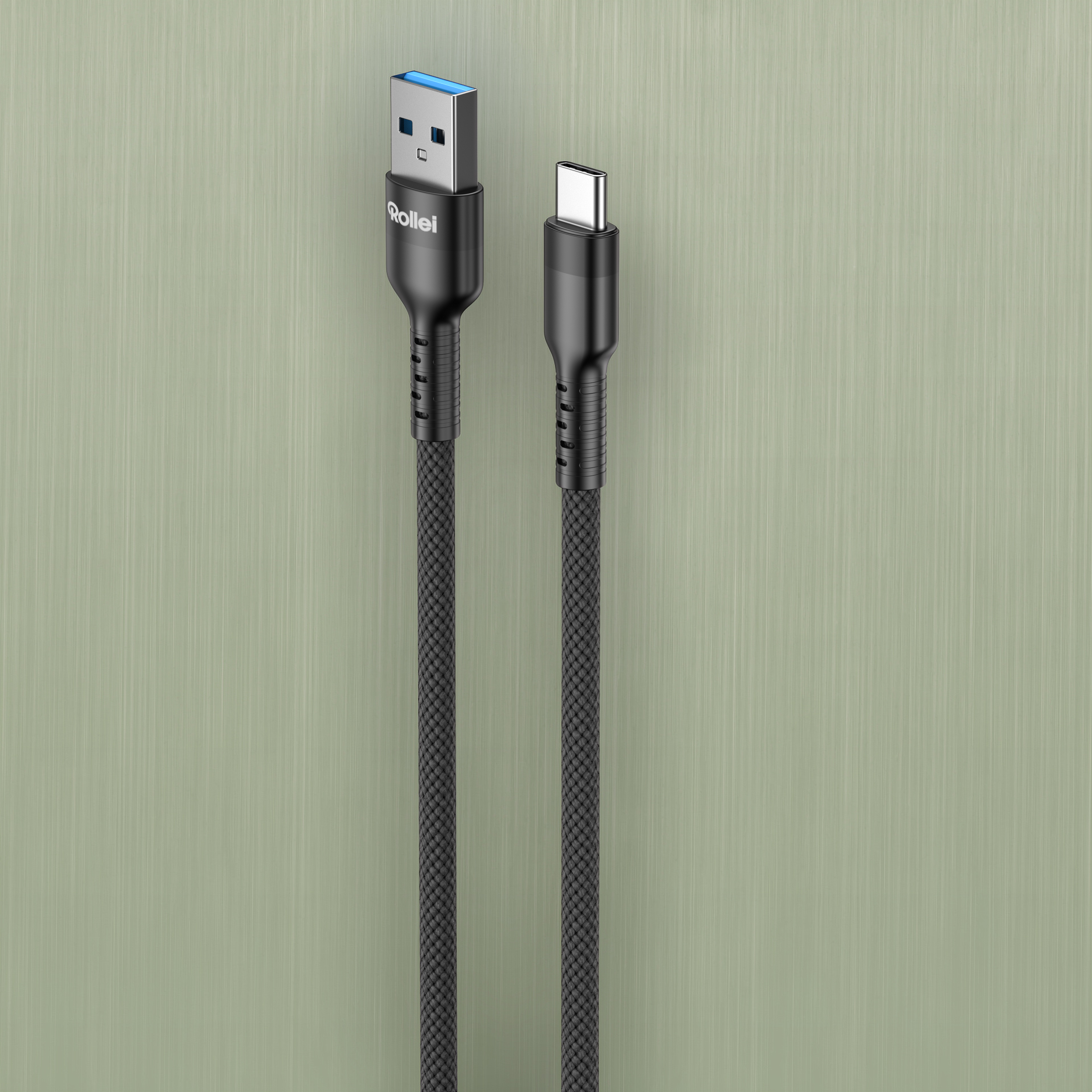 Ein schwarzes Rollei USB-C-Kabel mit USB-A-Stecker auf einem grünen Hintergrund.