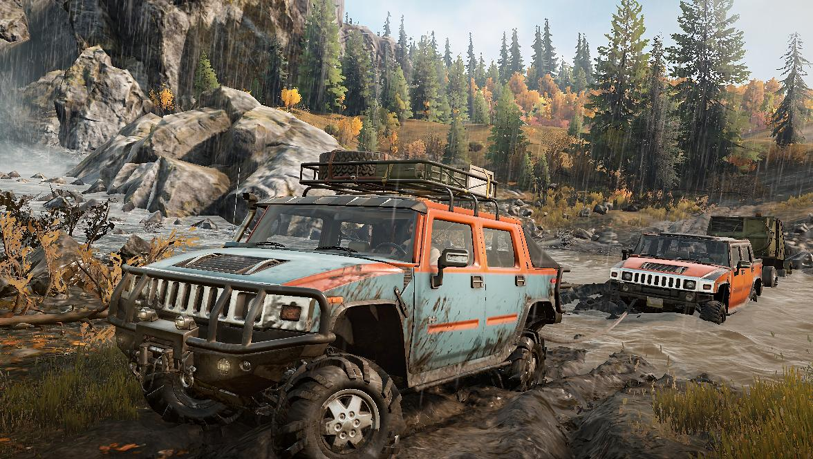 Zwei Geländewagen fahren mit Wald im Hintergrund durch Schlamm und Wasser.