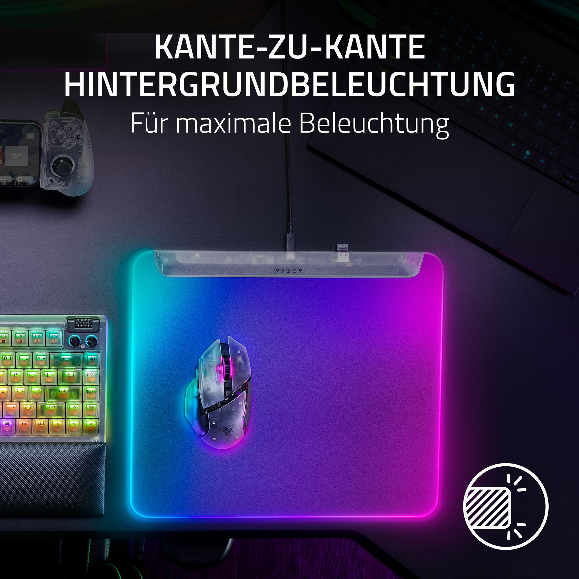 Gaming-Maus und Tastatur mit RGB-Beleuchtung auf einer Matte.