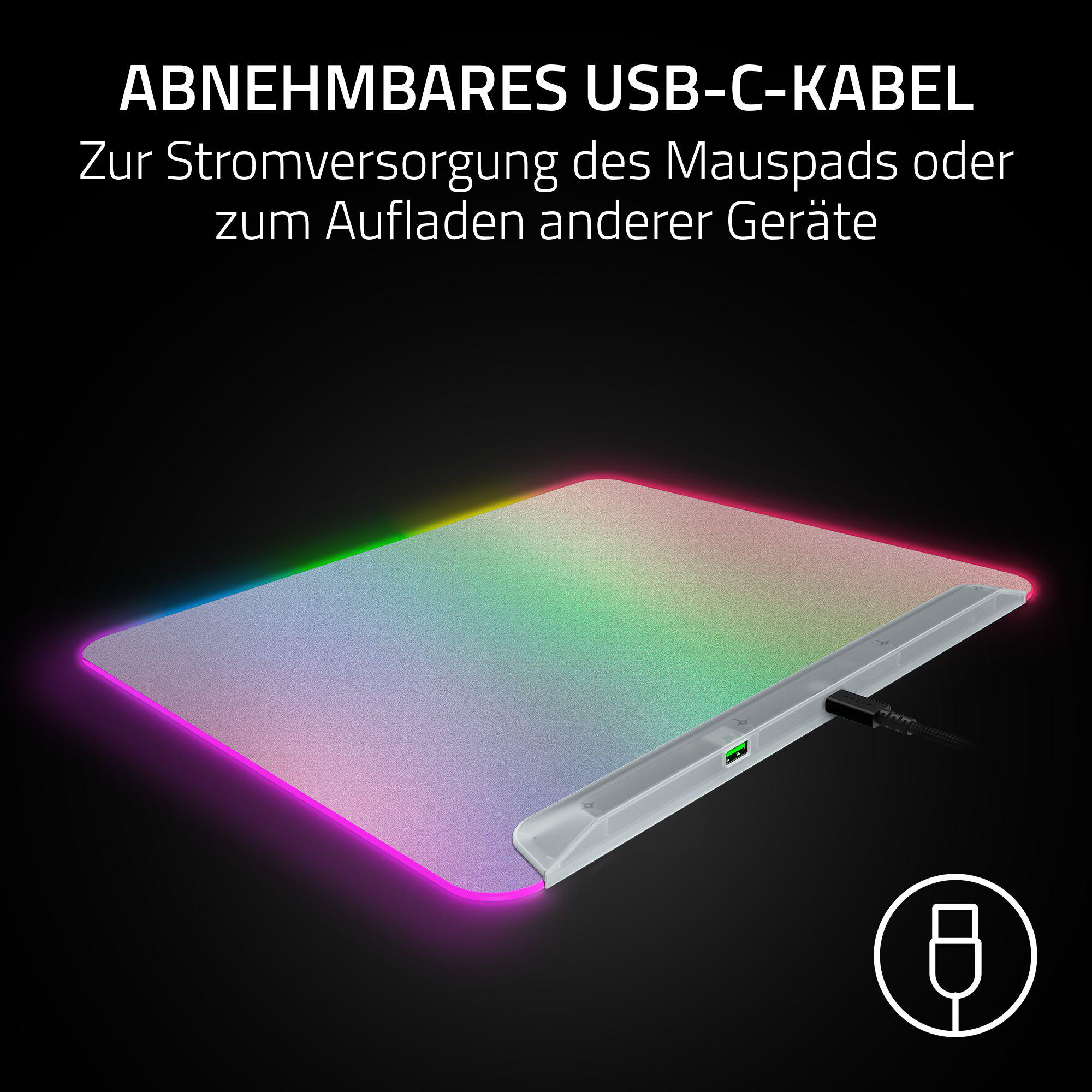 Graues Mauspad mit RGB-Beleuchtung und angeschlossenem USB-C-Kabel.
