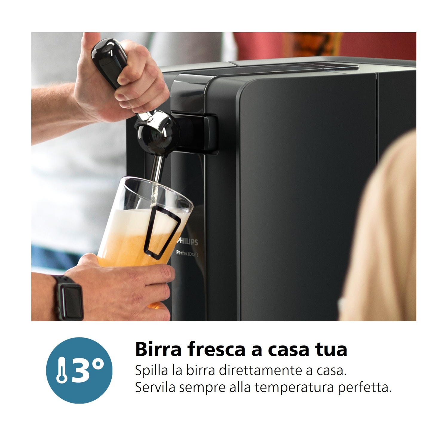 Un uomo versa birra in un bicchiere da un erogatore Philips PerfectDraft nero.