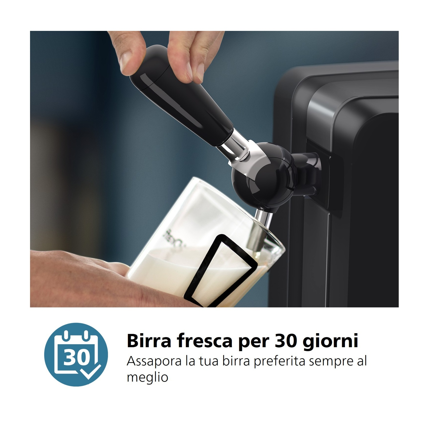 Mano versa birra in un bicchiere da un rubinetto.