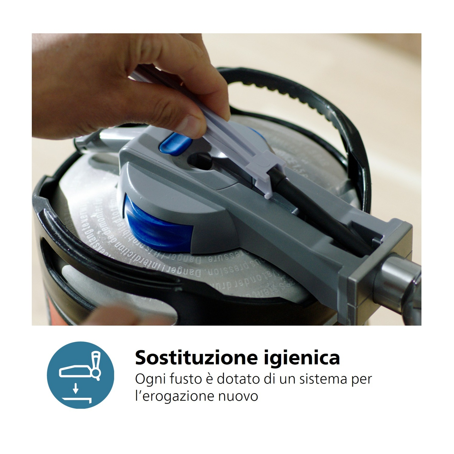 Una mano collega un dispositivo grigio a una bombola del gas per la sostituzione.