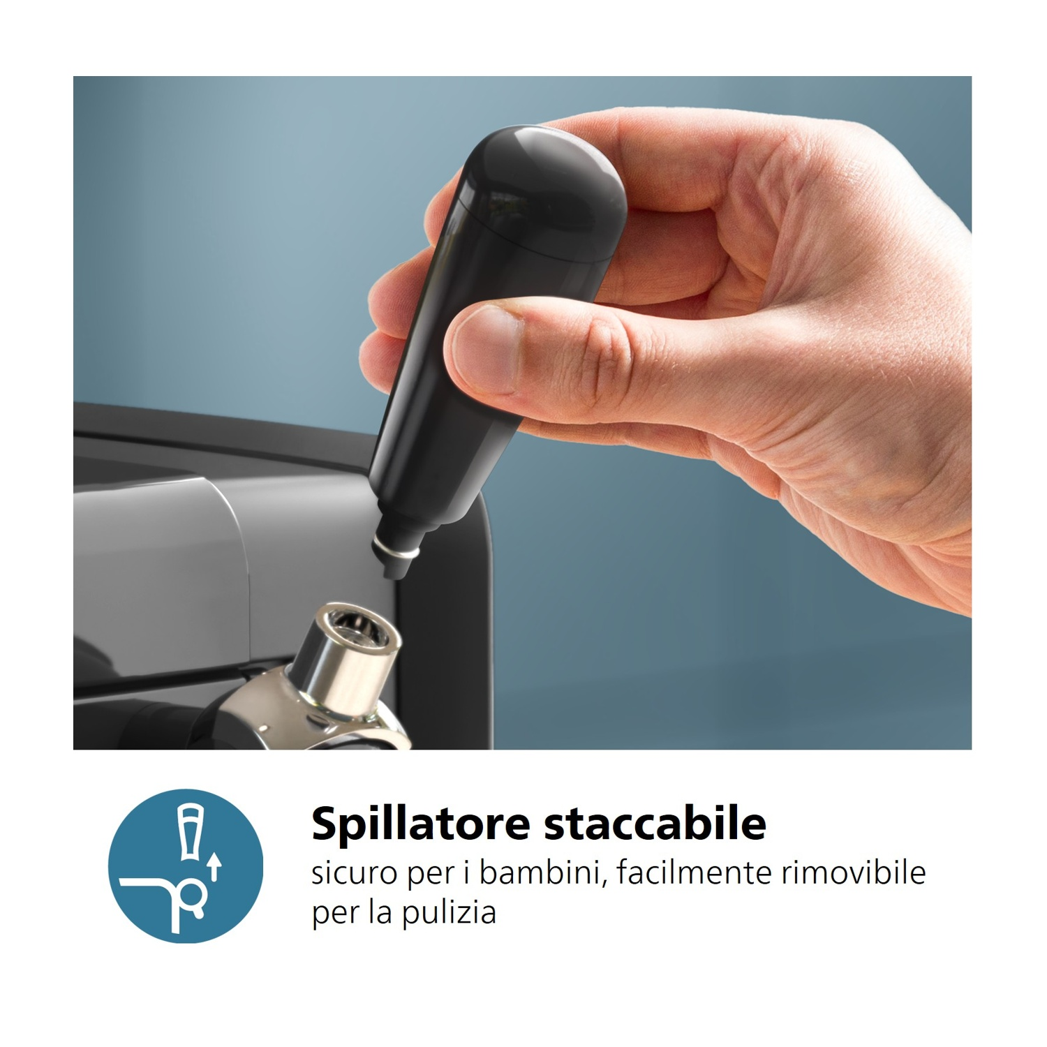 Mano che tiene manico nero che si inserisce in parte argentata. Cerchio blu con simbolo.