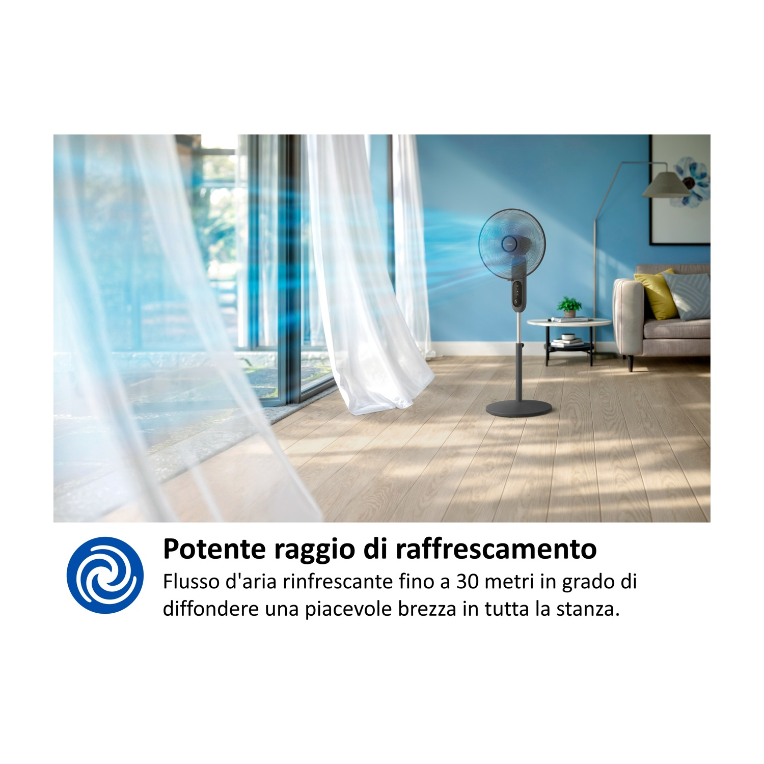 Un ventilatore da terra soffia aria in un soggiorno con pareti e tende blu.