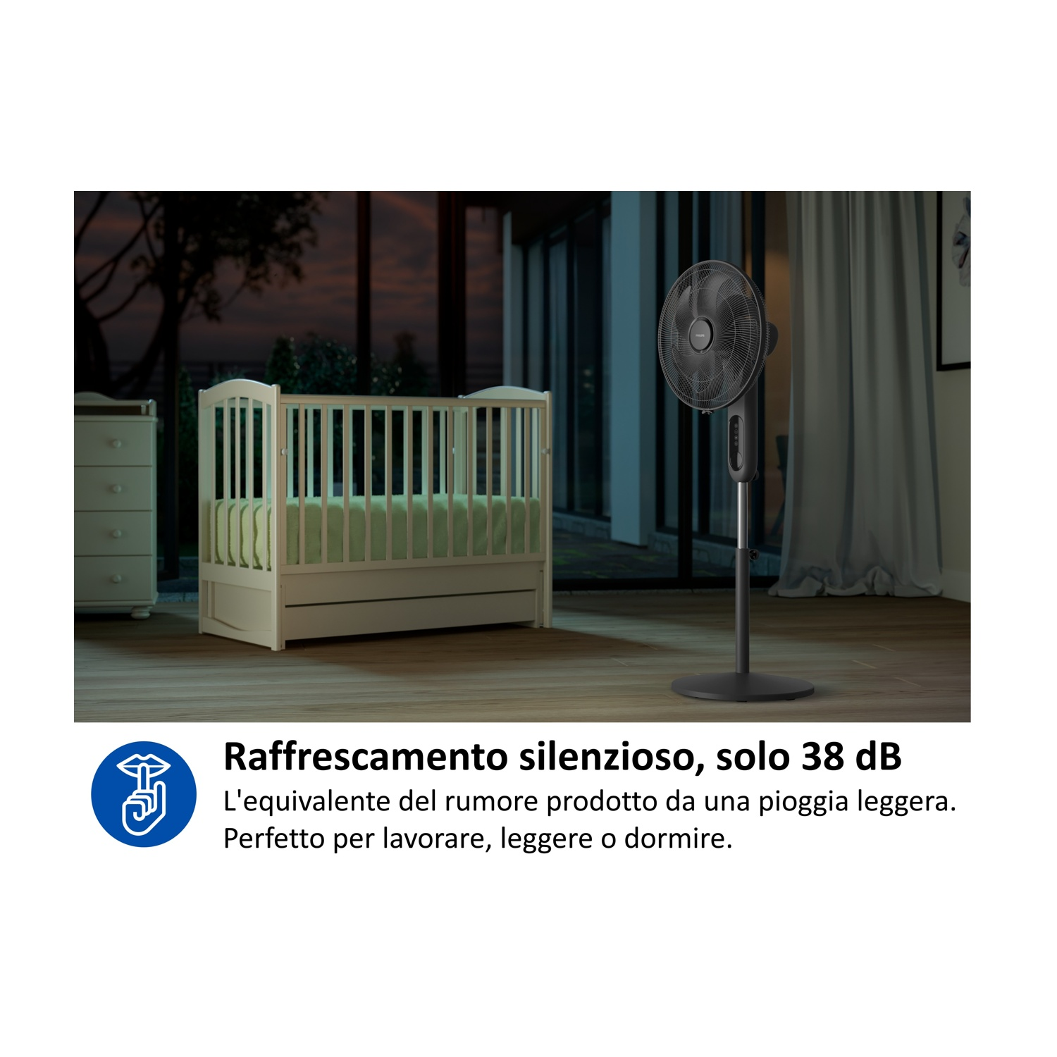 Un ventilatore nero in piedi accanto a una culla bianca in una stanza.