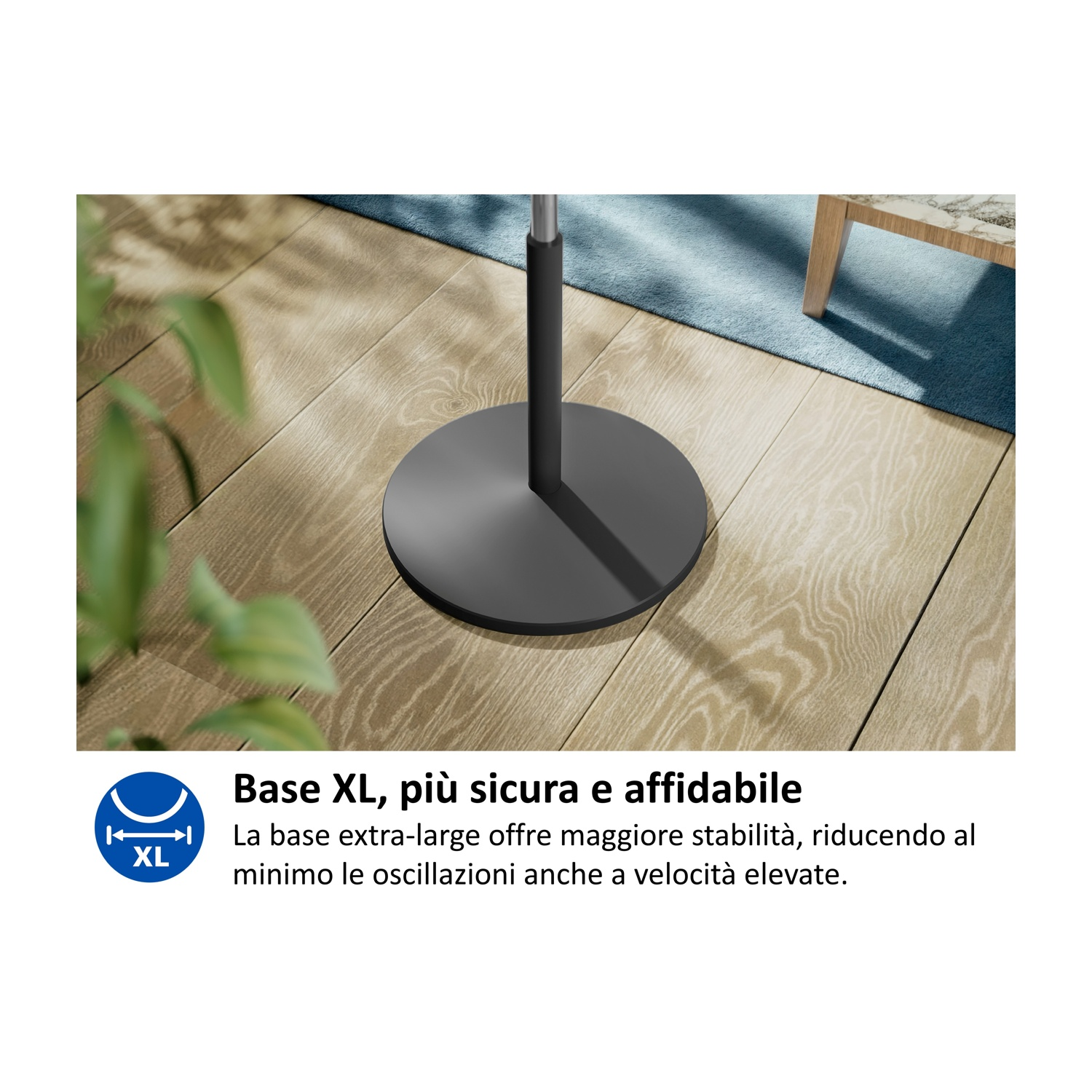 Base rotonda nera su pavimento in legno con tappeto blu.