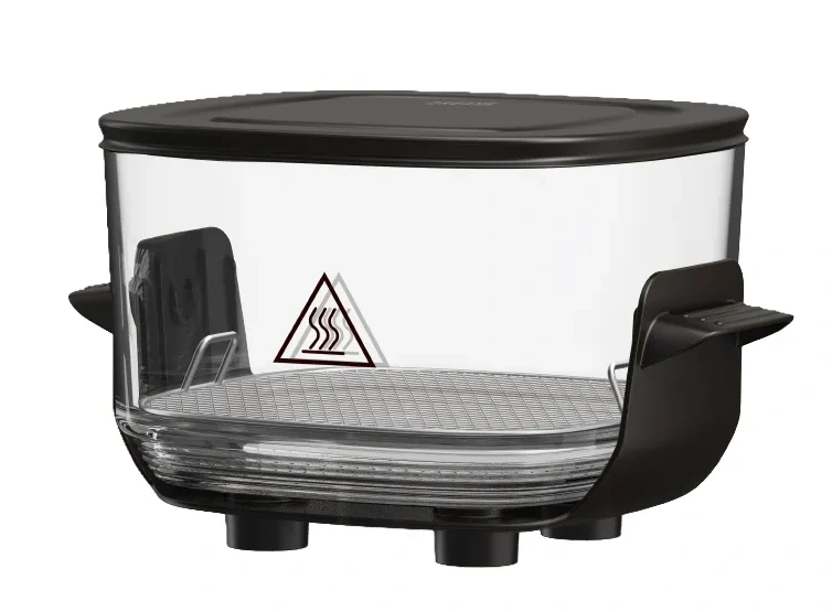 Przezroczysty garnek z czarną pokrywką, rusztem i uchwytami.