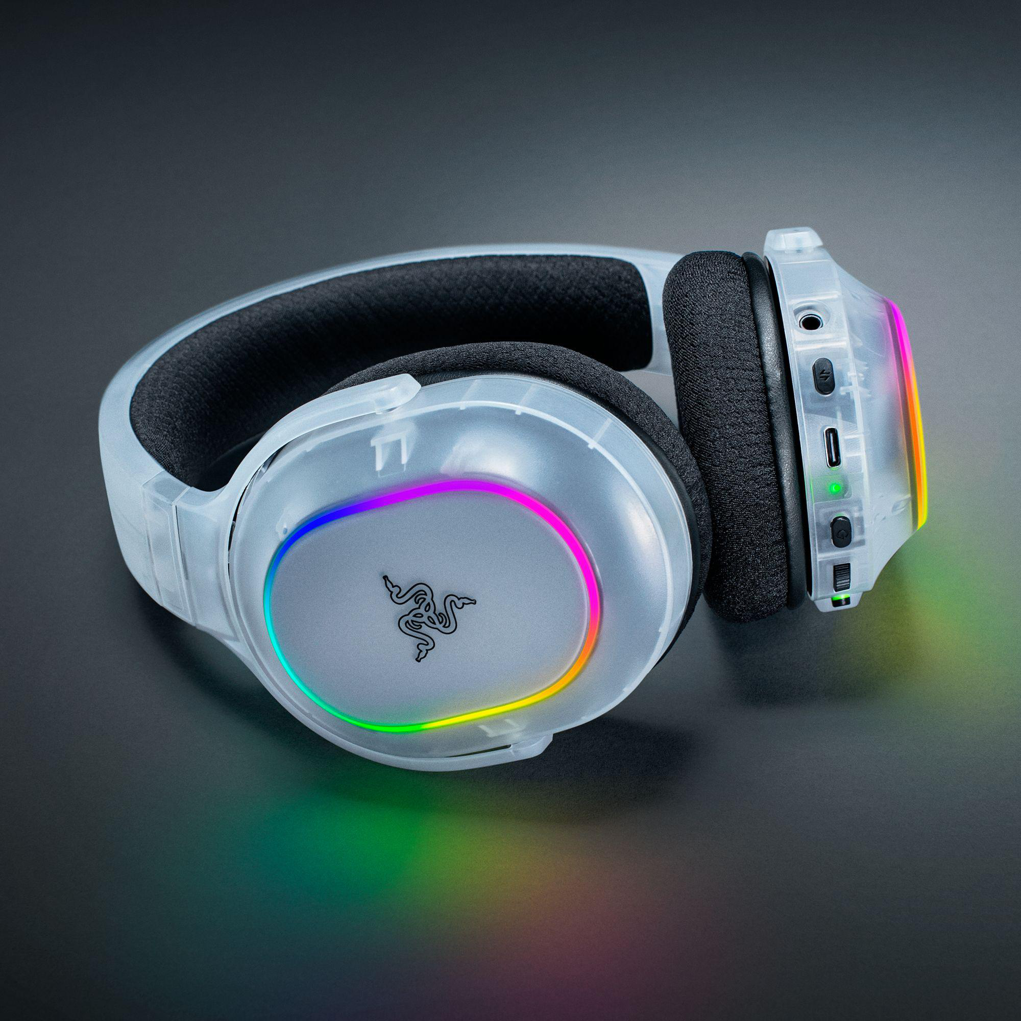 Durchsichtige Kopfhörer mit RGB-Beleuchtung und Razer-Logo.