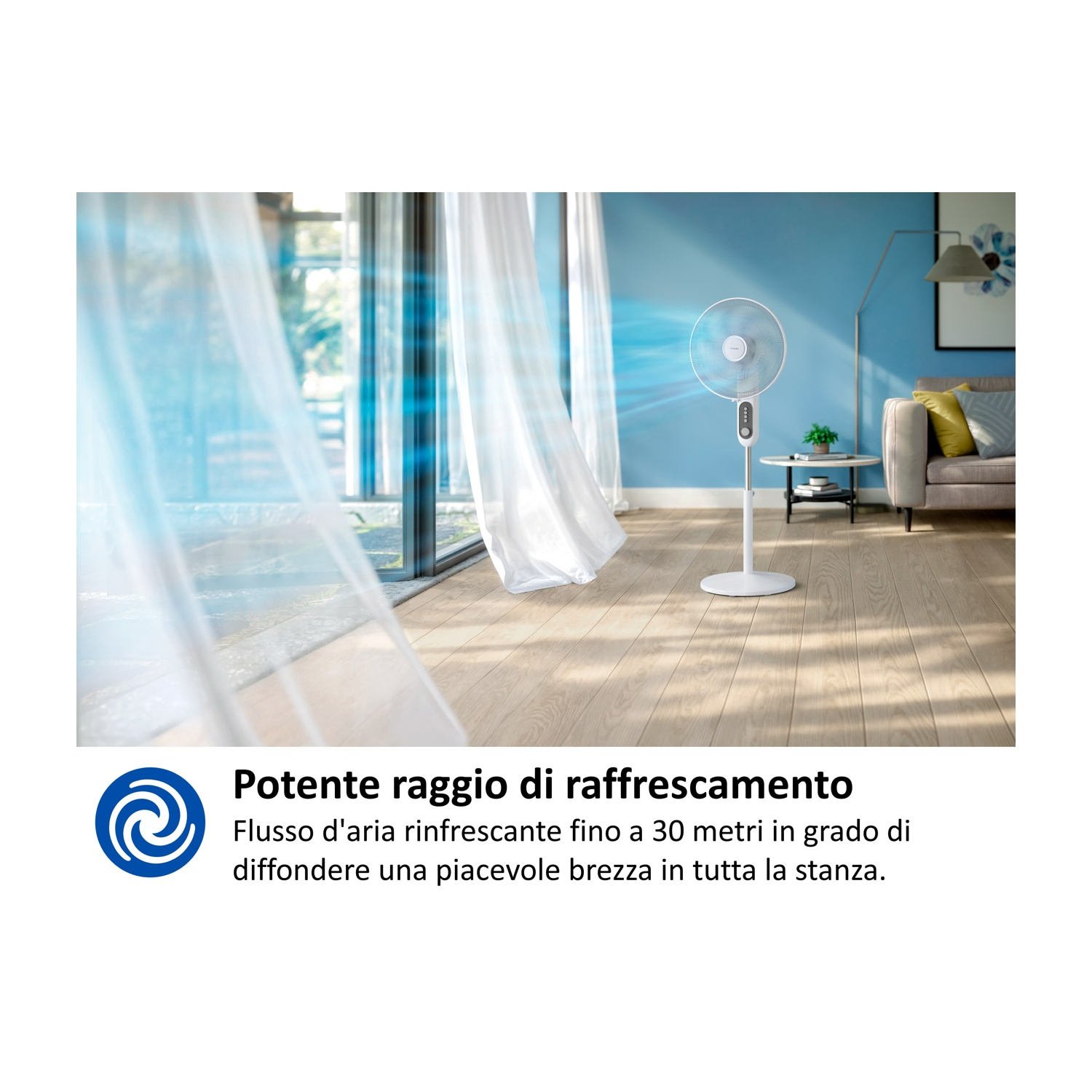 Un ventilatore da terra bianco soffia aria fresca in un soggiorno con pareti blu.
