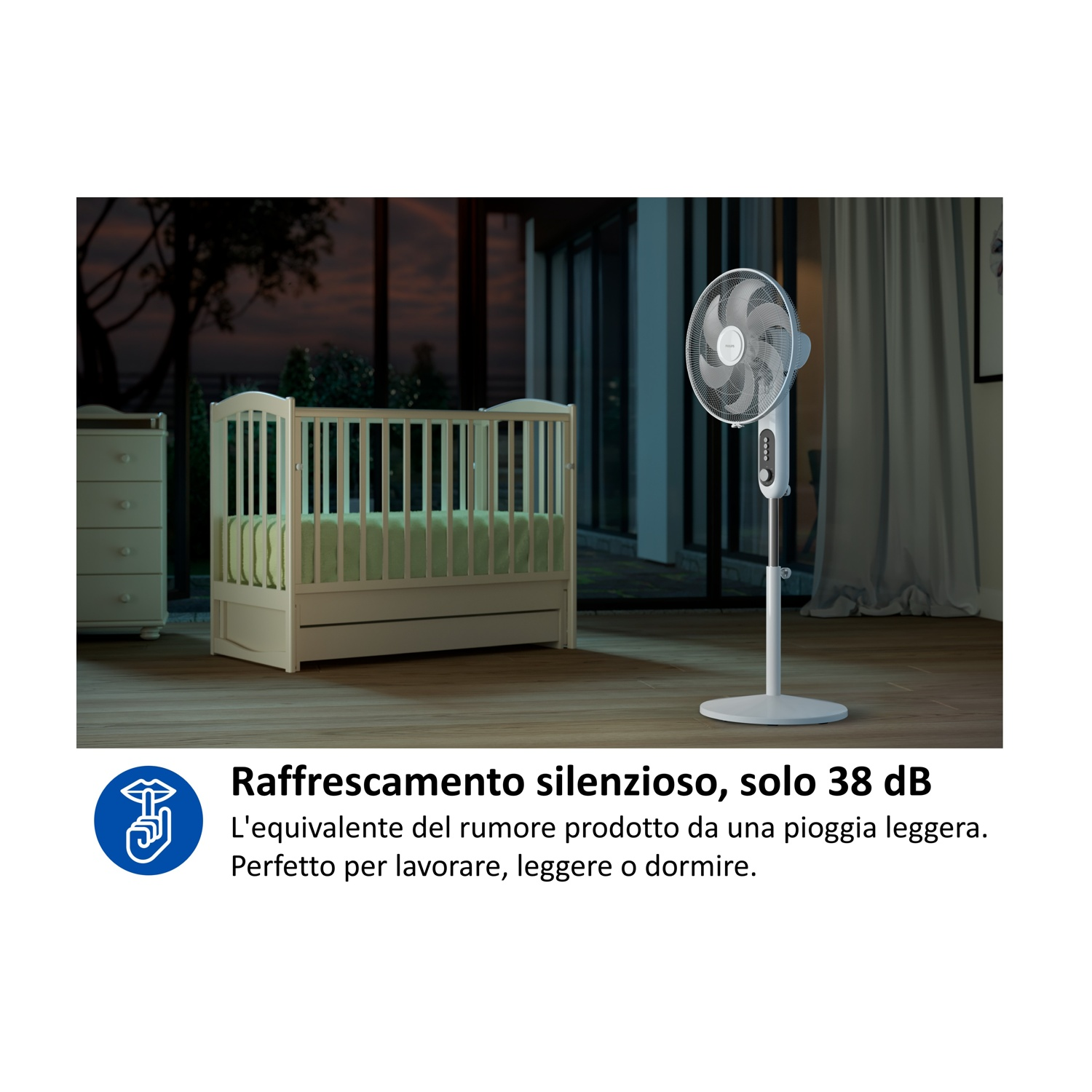 Un ventilatore bianco da terra accanto a una culla in una stanza buia.