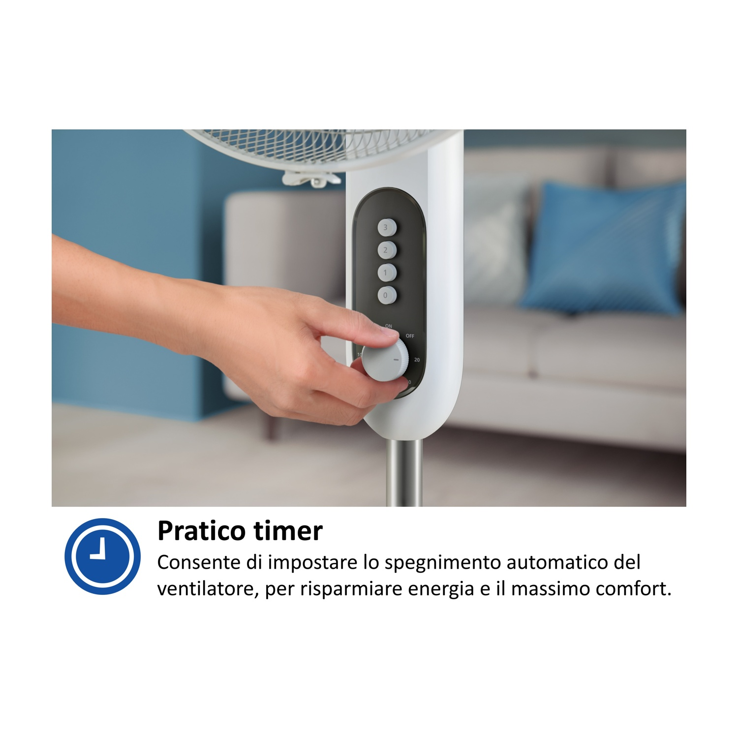 Una mano gira la manopola di un ventilatore bianco con funzione timer.