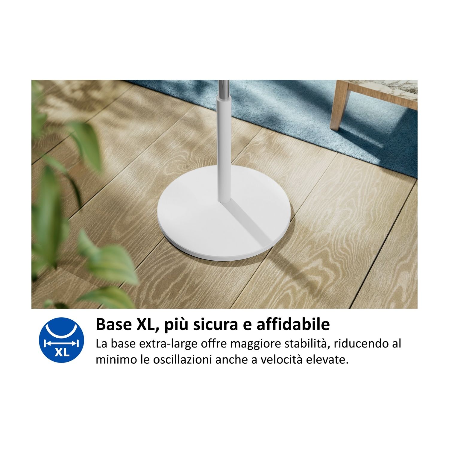 Base XL bianca su pavimento in legno con tappeto blu.