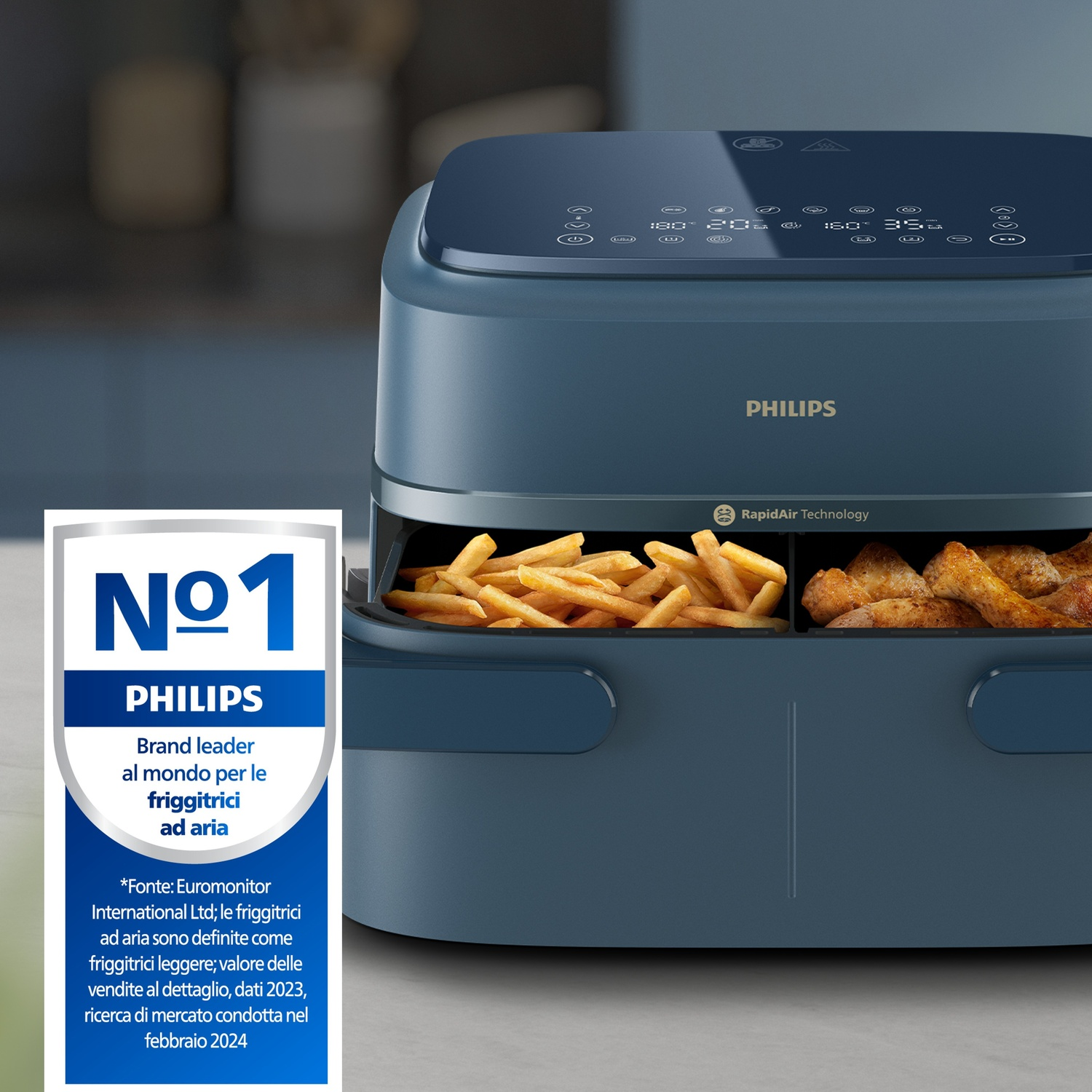 Una friggitrice ad aria blu con patatine e pezzi di pollo, accanto a un badge 'N.º 1 Philips'.