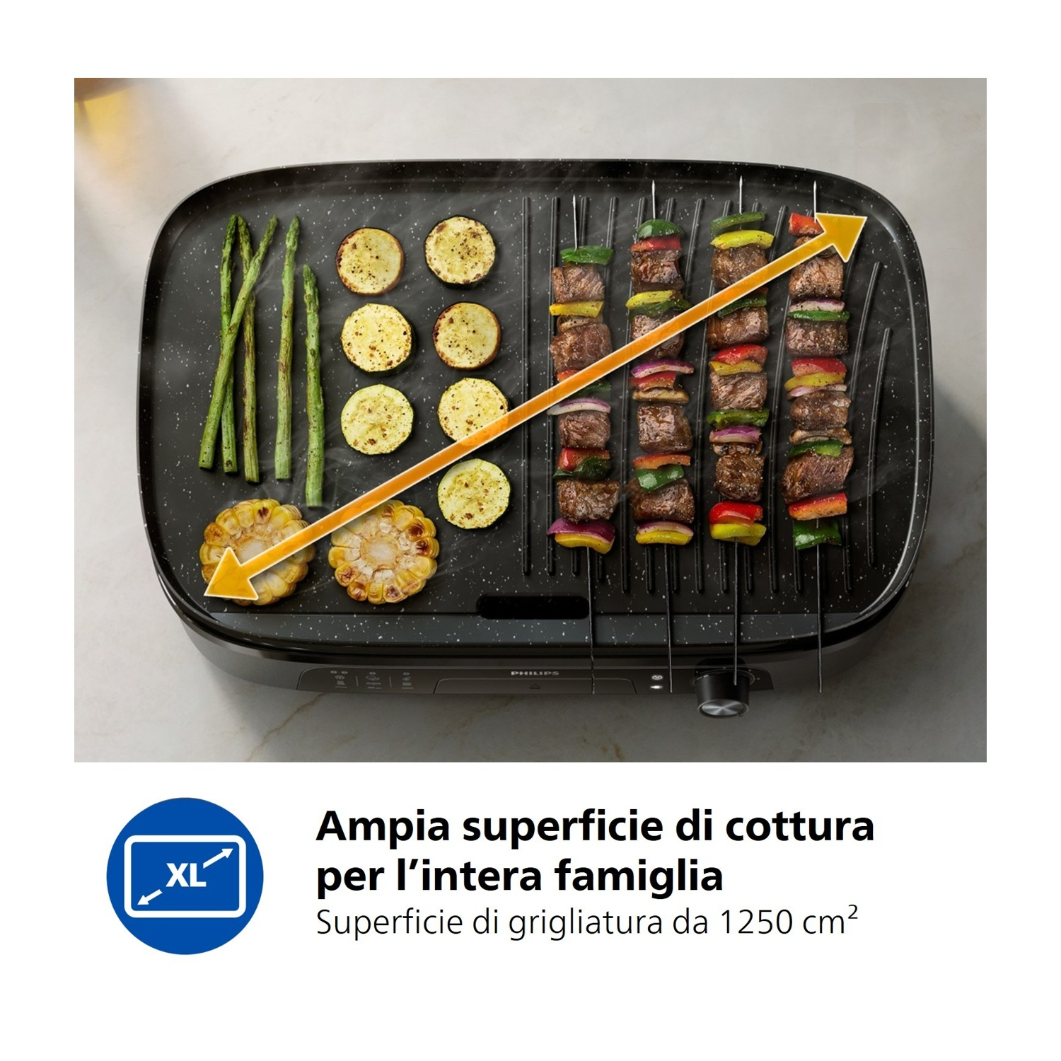 Griglia con spiedini, asparagi, patate affettate e pannocchie di mais.