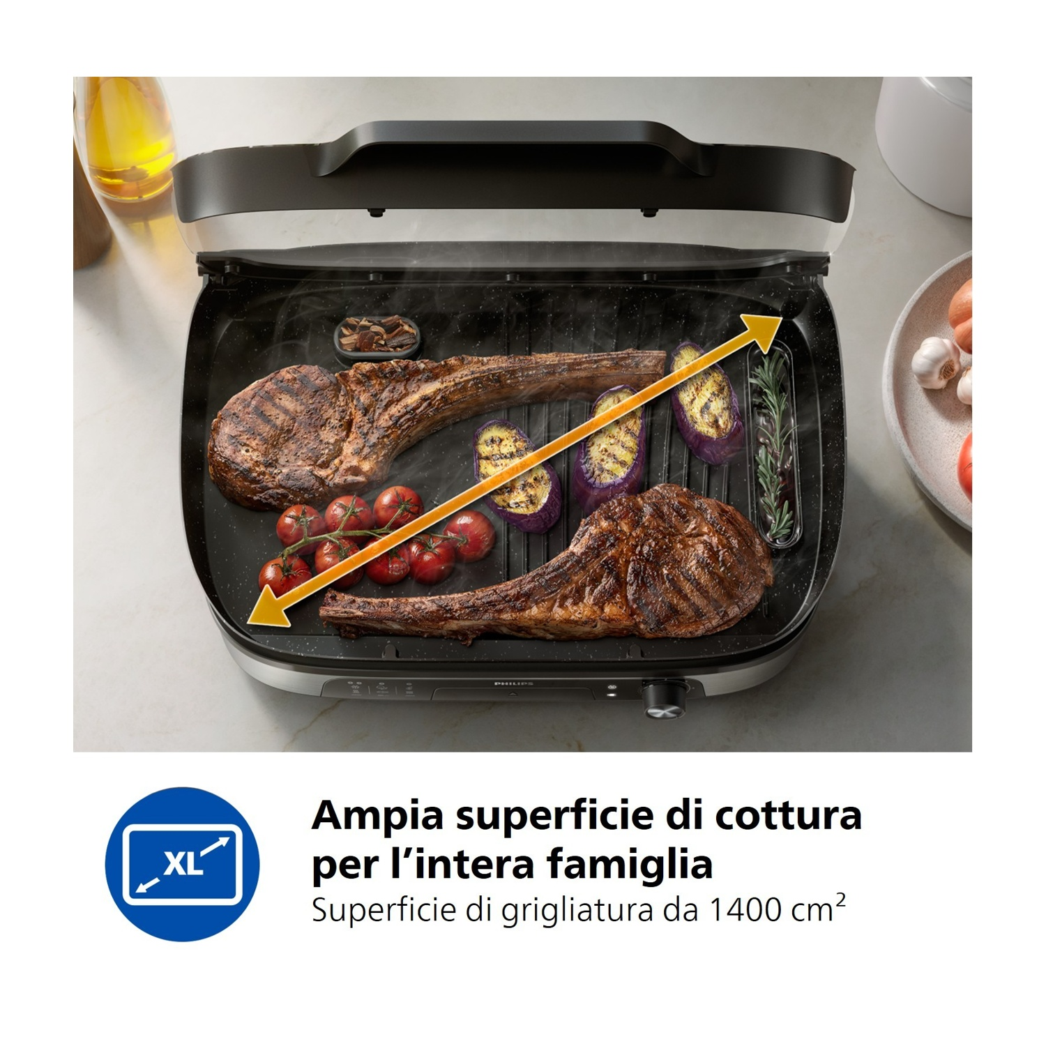 Una grande griglia con due bistecche, melanzane e pomodori.
