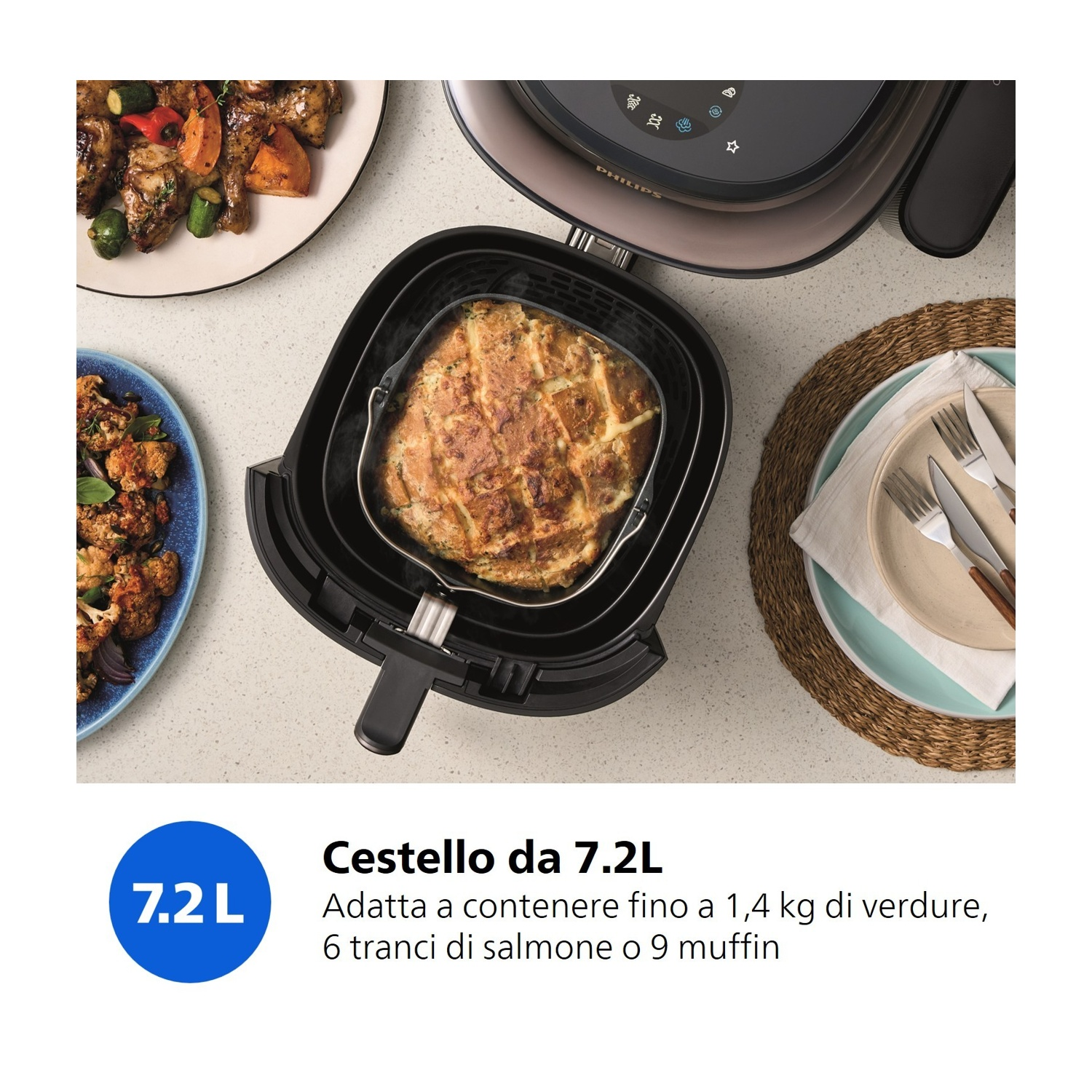 Cestello friggitrice ad aria con piatto cotto, cibo su piatti nelle vicinanze.