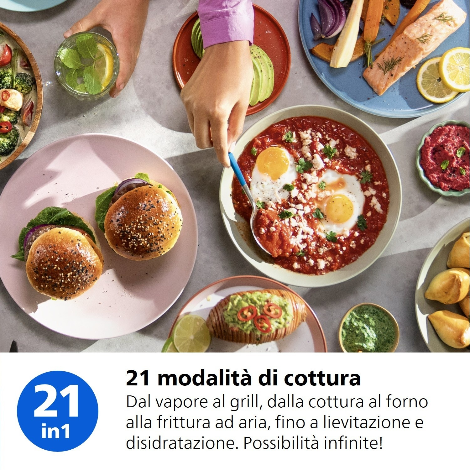 Vari piatti tra cui hamburger, salmone e uova in salsa di pomodoro.