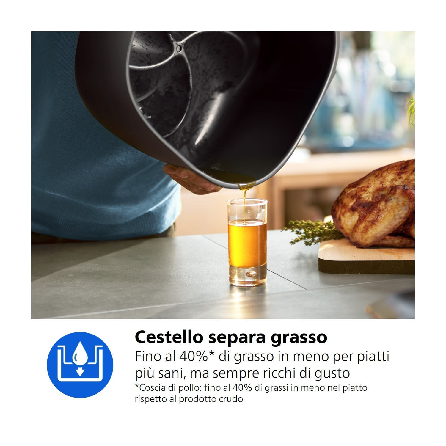 Un uomo versa olio da un cestello in un bicchiere, accanto a un pollo arrosto.
