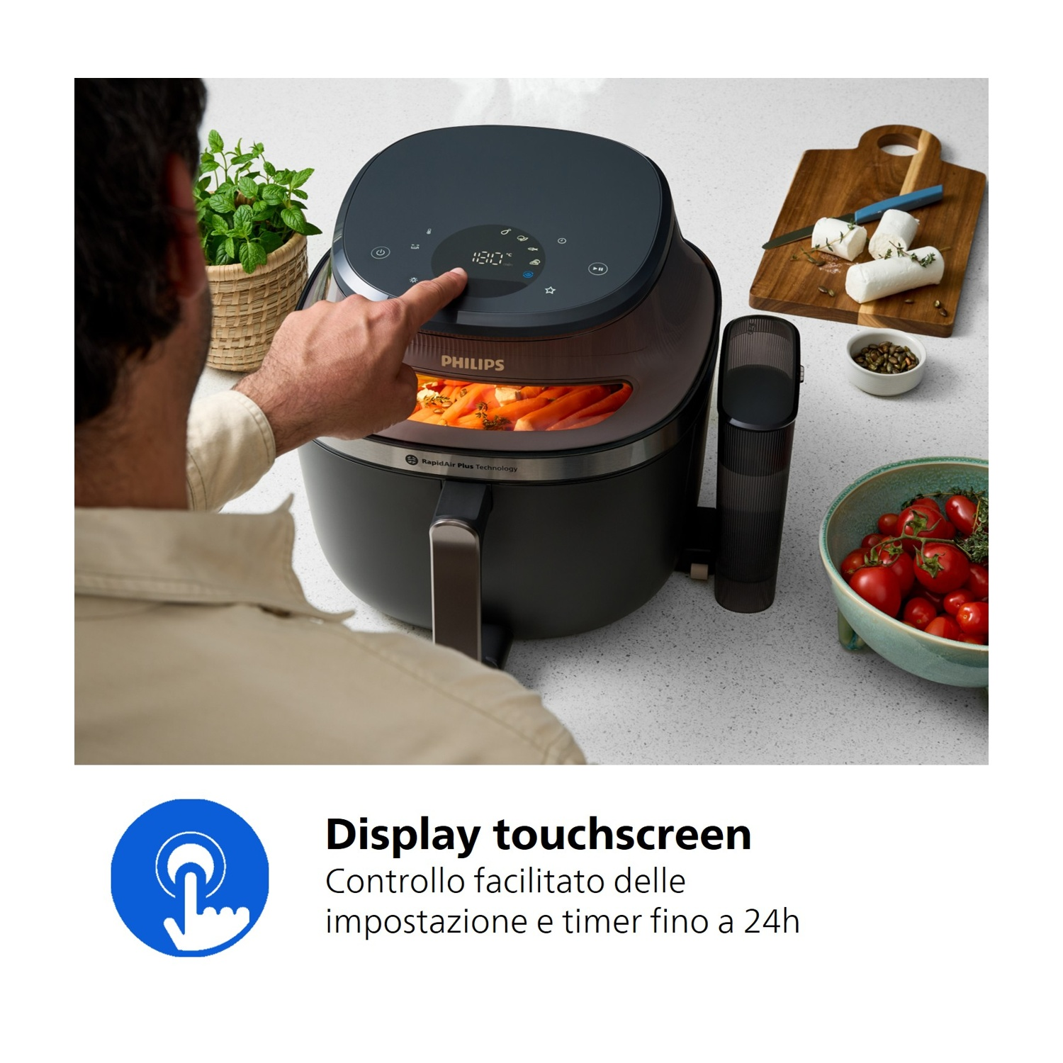 Un uomo usa il display touchscreen di una friggitrice ad aria Philips nera.