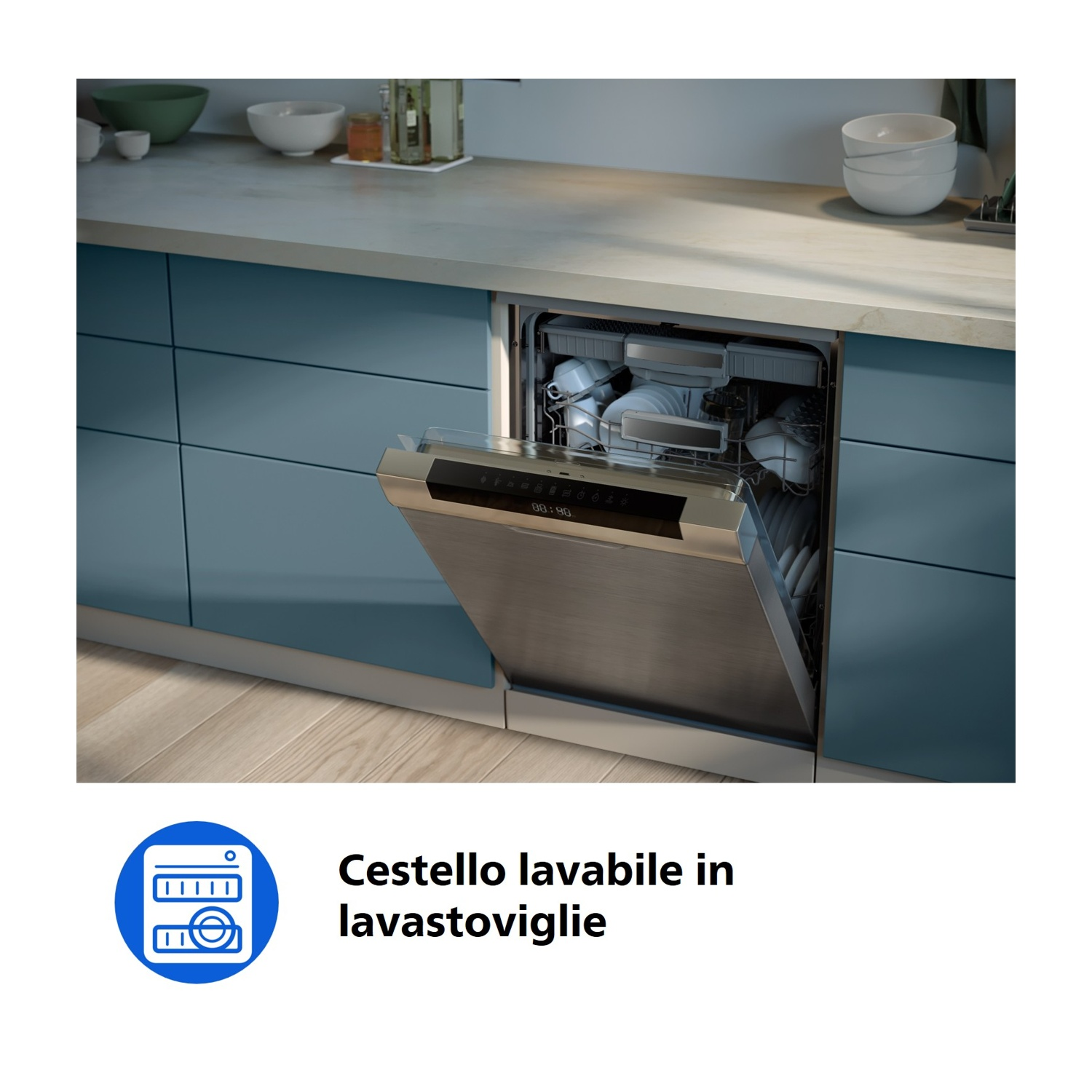 Lavastoviglie con porta aperta, piena di piatti. Armadi blu sullo sfondo.