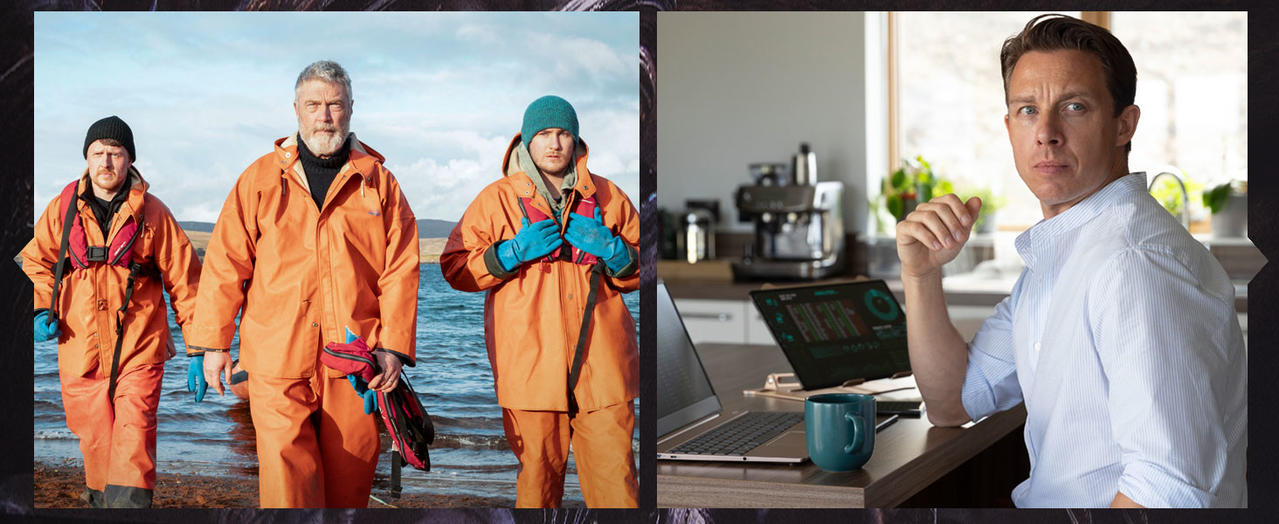 Drei Männer in orangefarbenen Anzügen stehen am Wasser; ein Mann sitzt am Schreibtisch.