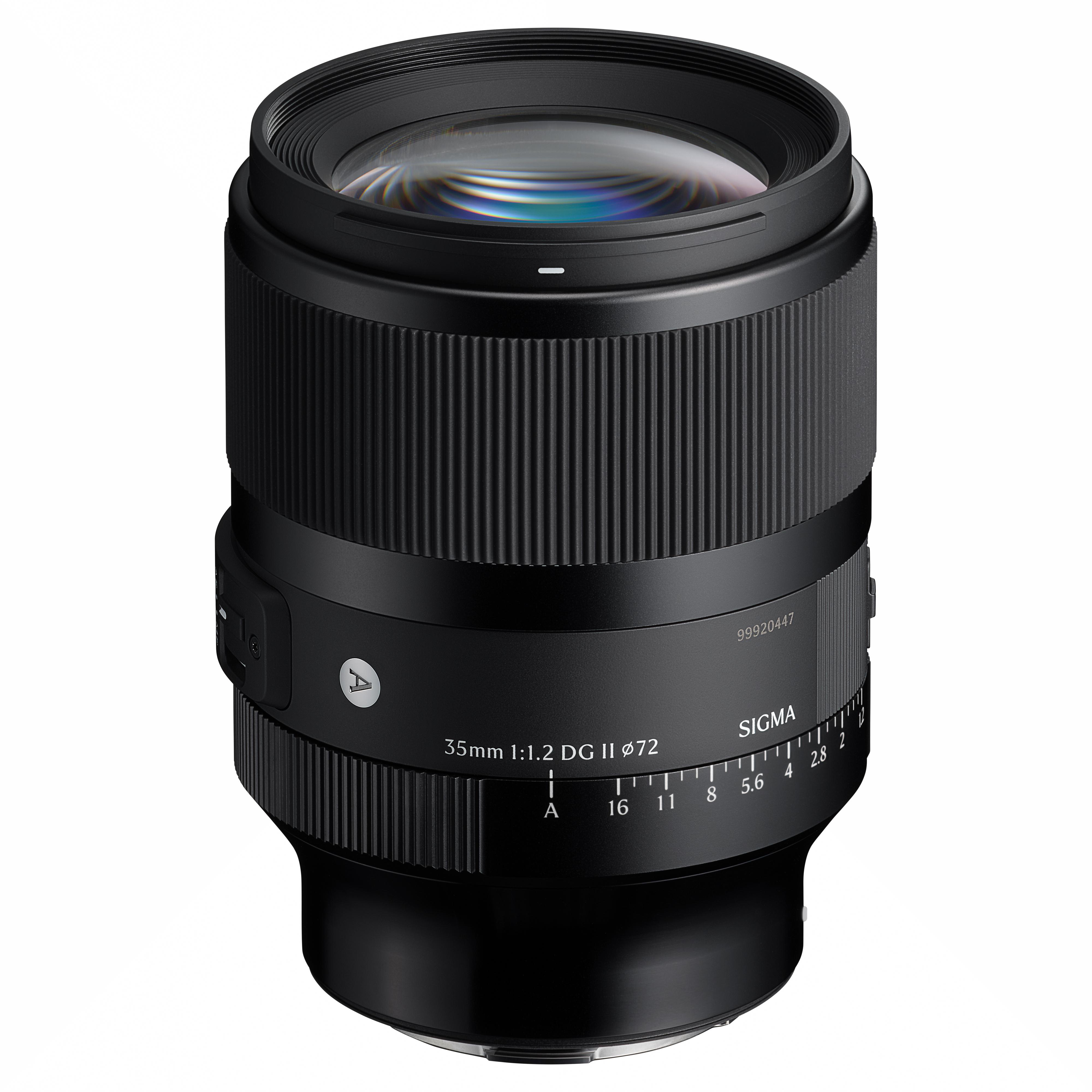 Schwarzes Sigma 35mm 1:1,2 Objektiv mit gerändelten Ringen und Blendenmarkierungen.
