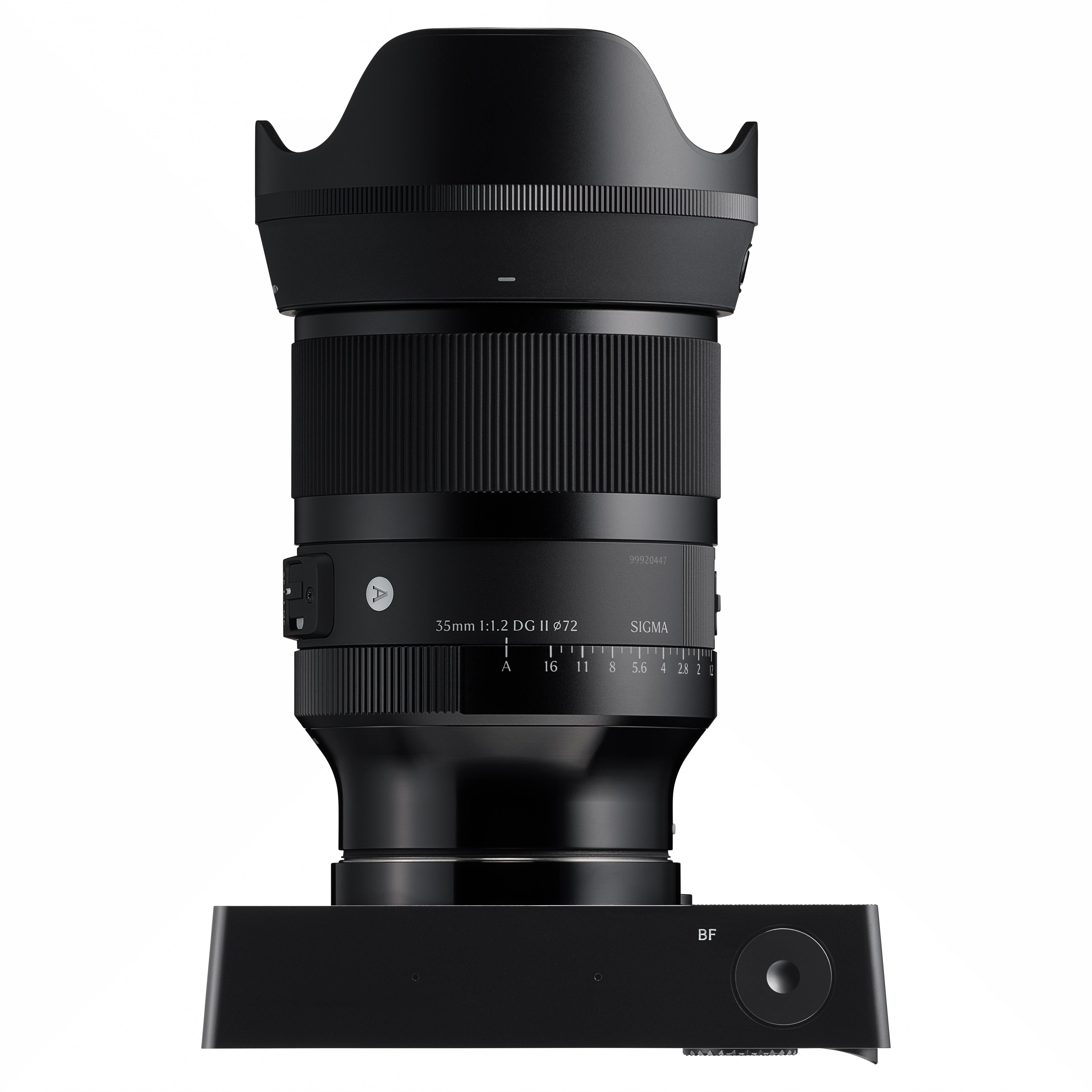 Eine schwarze Sigma 35mm 1:1.2 DG II Kamera mit Objektiv und Gegenlichtblende.