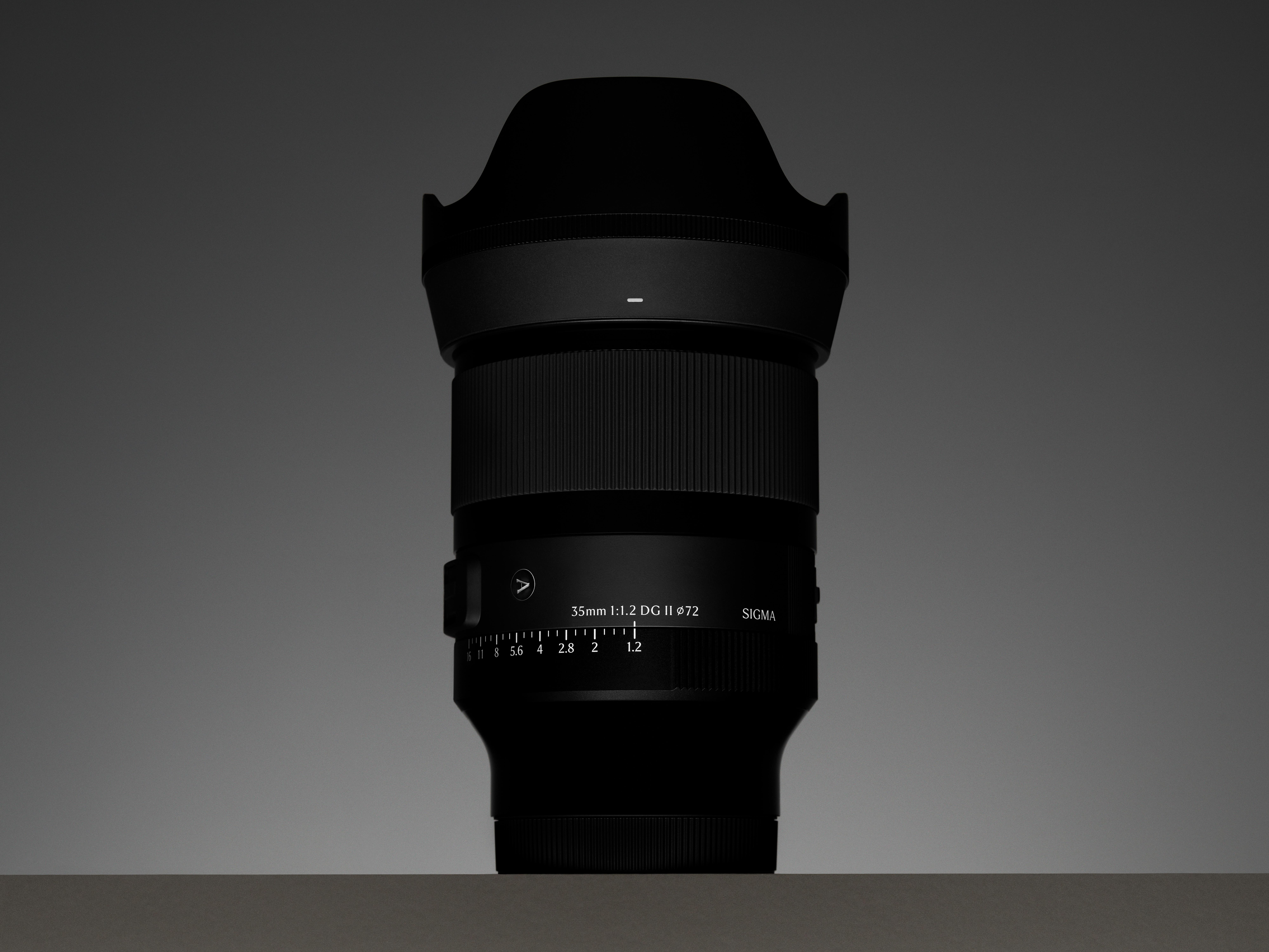 Eine schwarze Sigma 35mm 1:1.2 DG II Objektiv mit Blendenring und Fokusdistanzanzeige.
