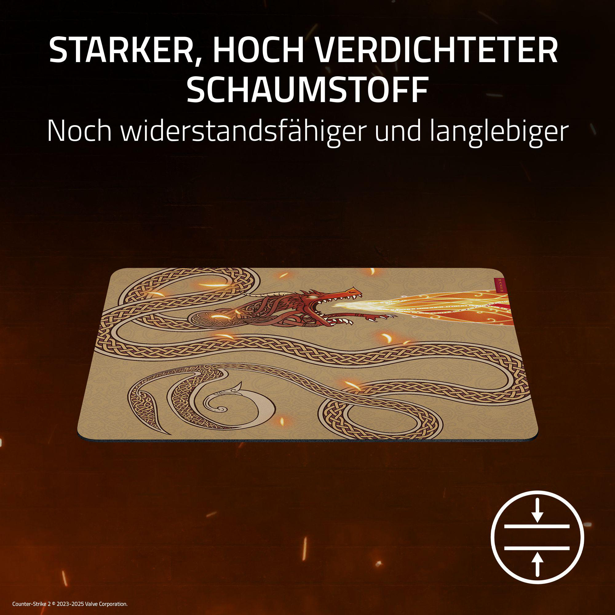 Eine Mausmatte mit einem roten Drachen, der Feuer speit, und keltischen Mustern.
