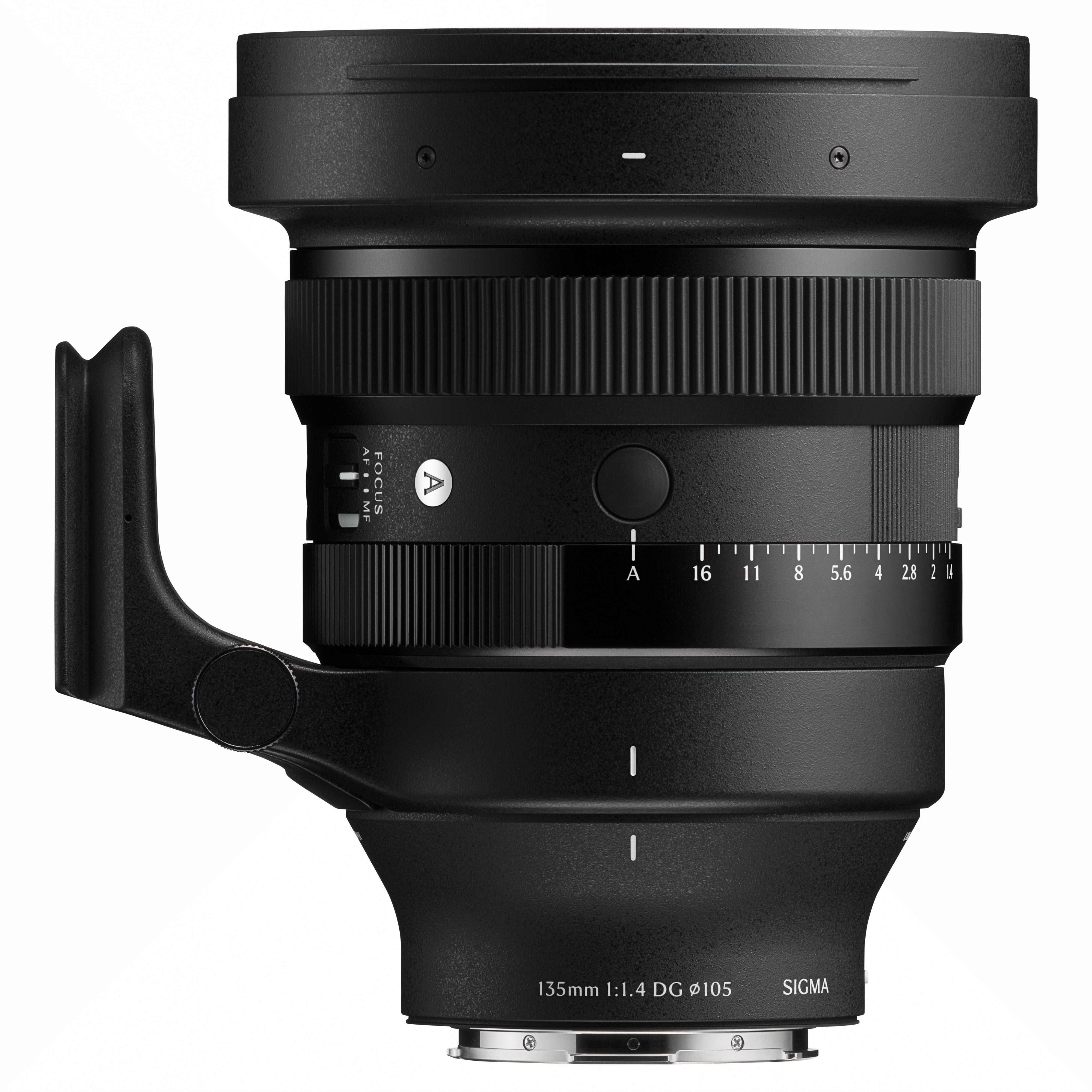 Ein schwarzes Sigma 135mm 1:1.4 Objektiv mit Fokusring und Blendenwerten.