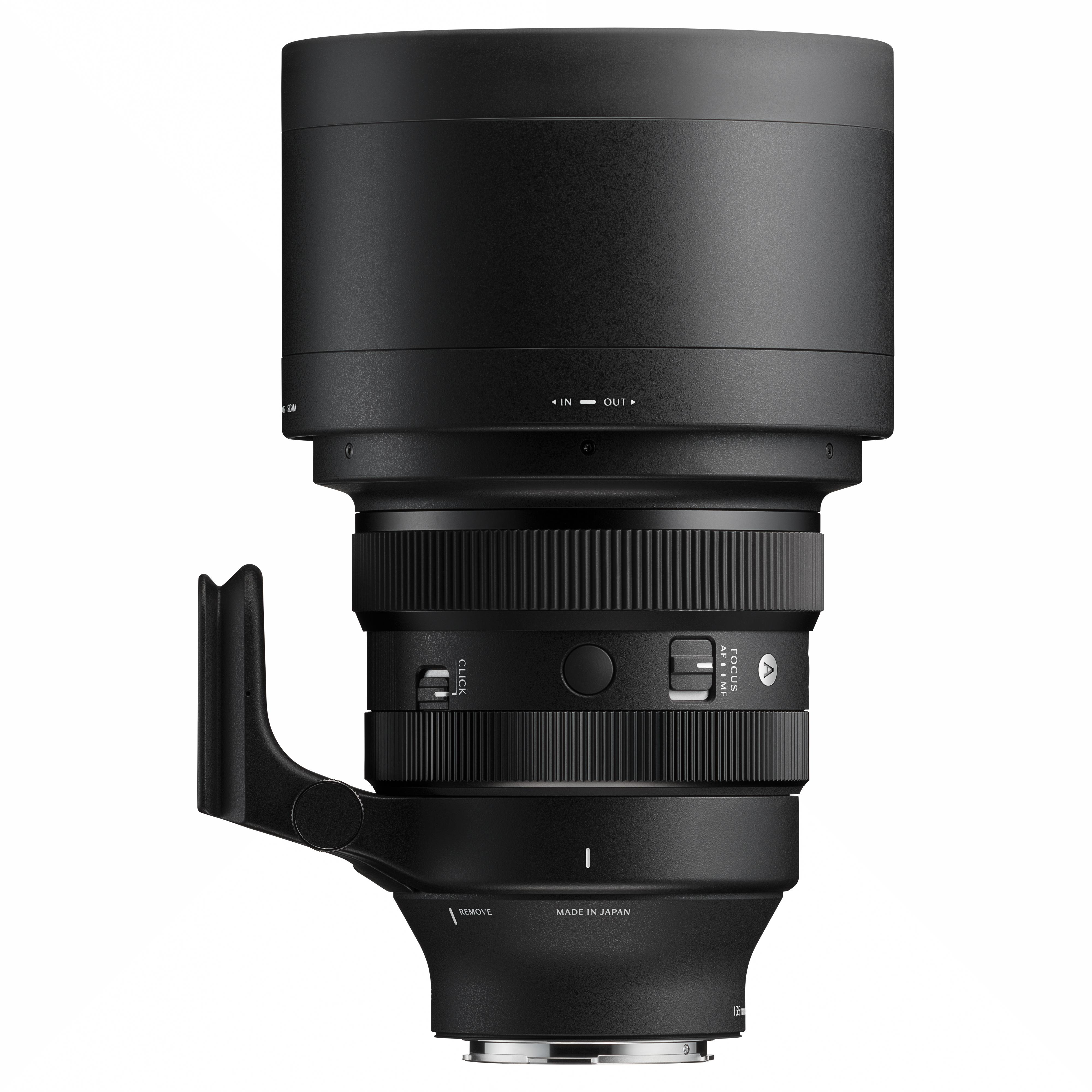 Ein schwarzes Sigma Kameraobjektiv mit Griff und Ringen. Beschriftungen wie 'IN', 'OUT', 'CLICK', 'FOCUS'.