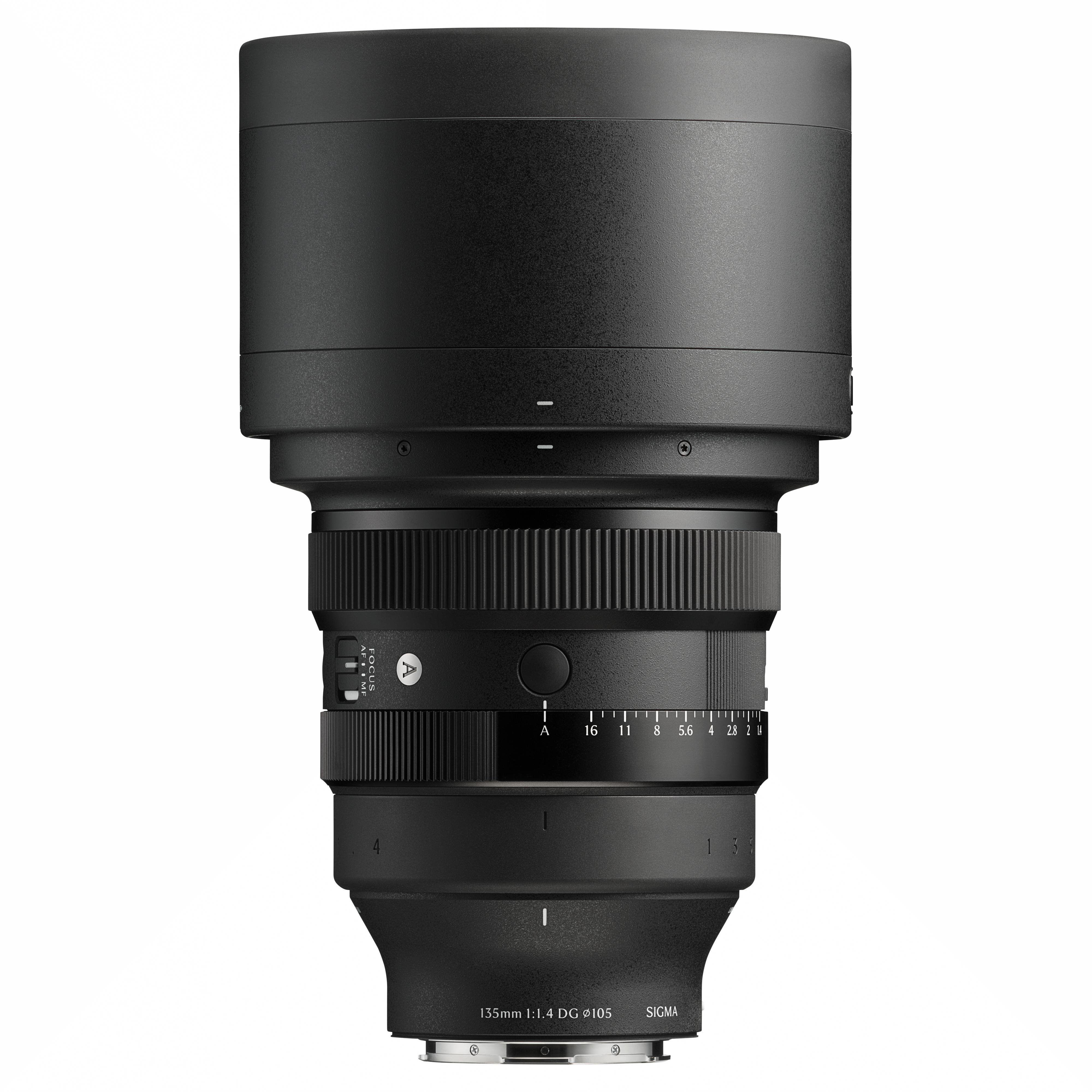 Ein schwarzes Sigma 135mm 1:1.4 Objektiv mit Fokusring und Blendenanzeige.