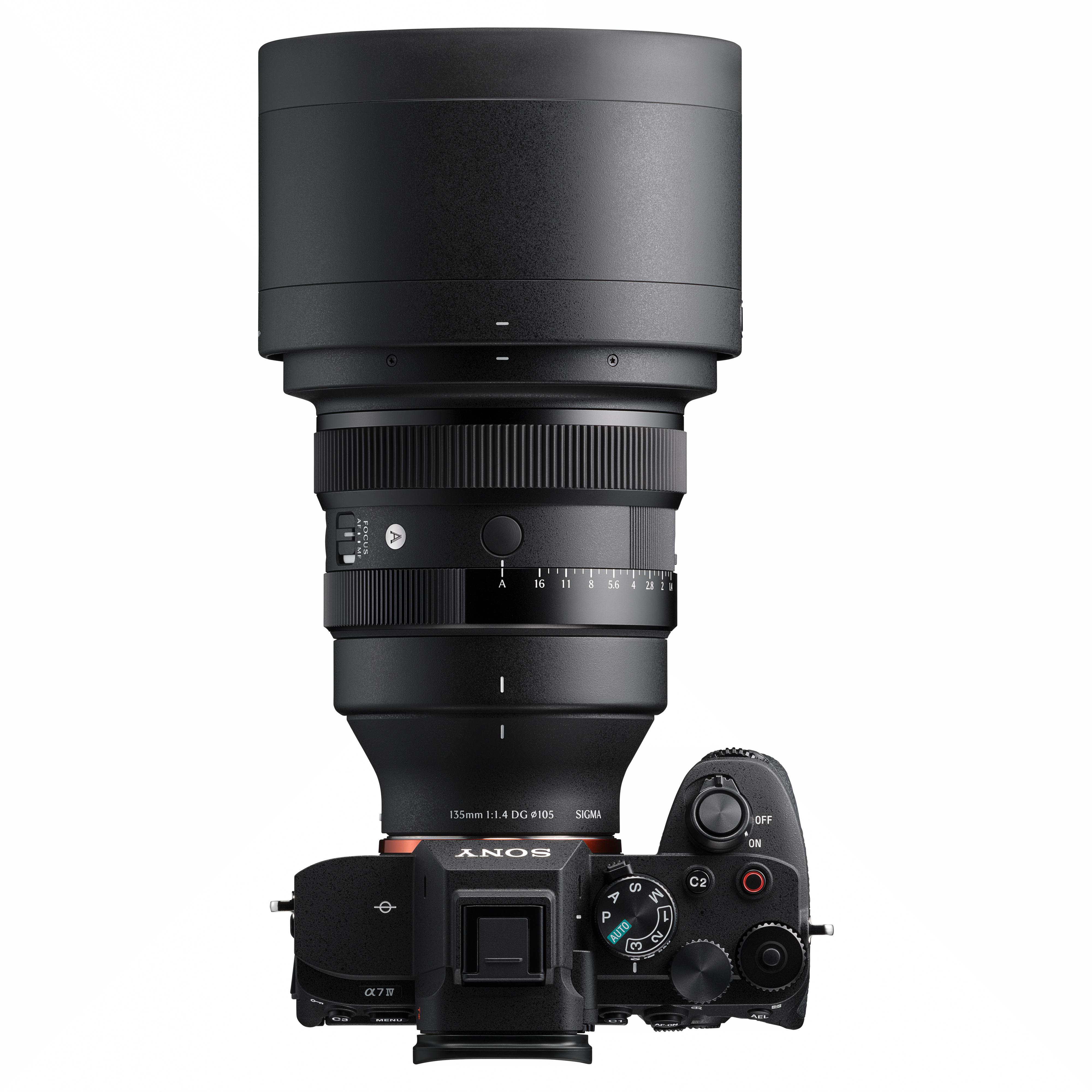 Eine schwarze Sony Alpha A7 IV Kamera mit einem großen Sigma 135mm f/1.4 DG DN Art Objektiv.