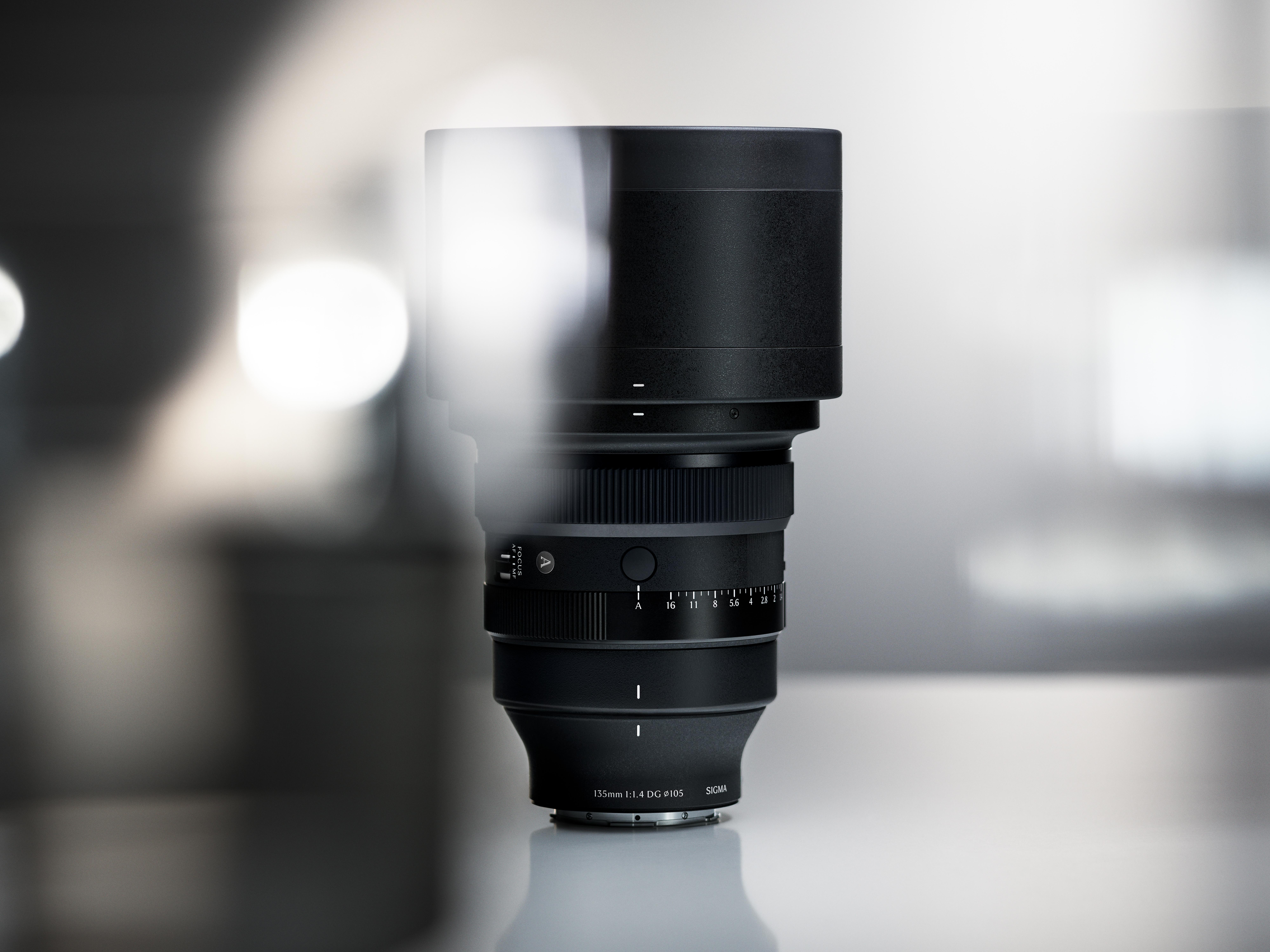 Ein schwarzes Sigma 135mm 1:1,4 Objektiv mit Fokusring und Blendenwerten.