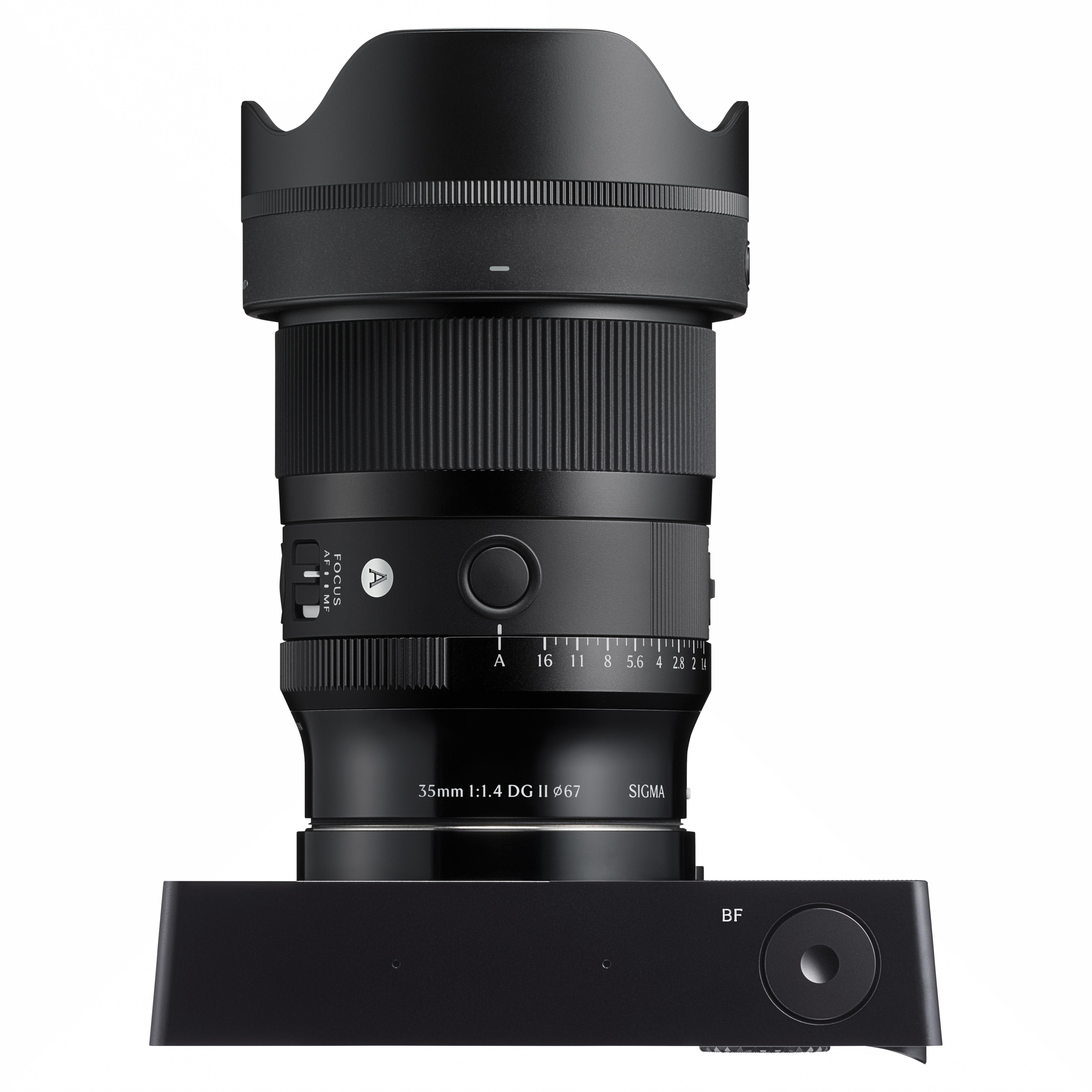 Schwarze Sigma Kamera mit 35mm 1:1.4 DG II Objektiv und Gegenlichtblende.
