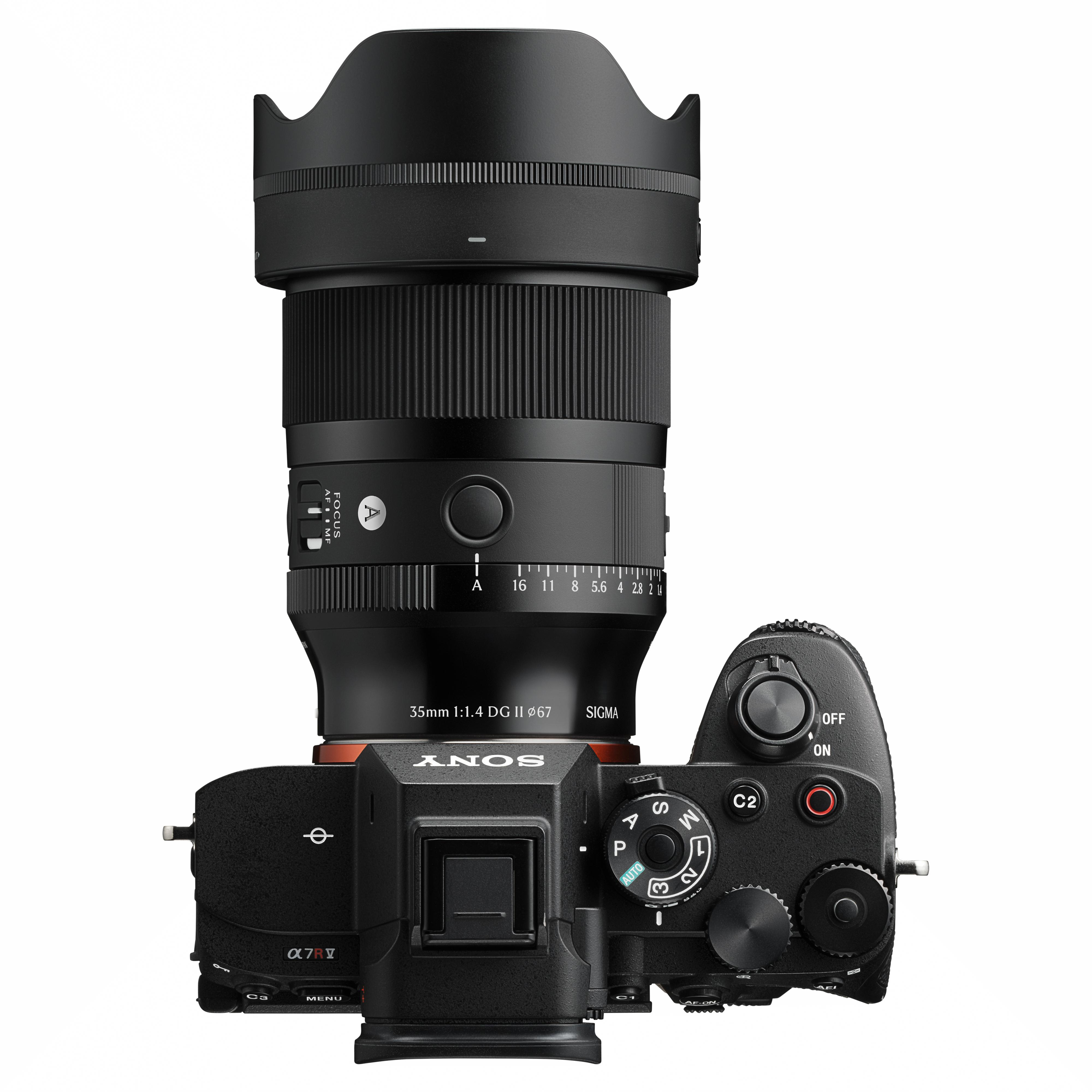 Eine schwarze Sony Alpha 7R V Kamera mit einem Sigma 35mm 1:1.4 DG II Objektiv.