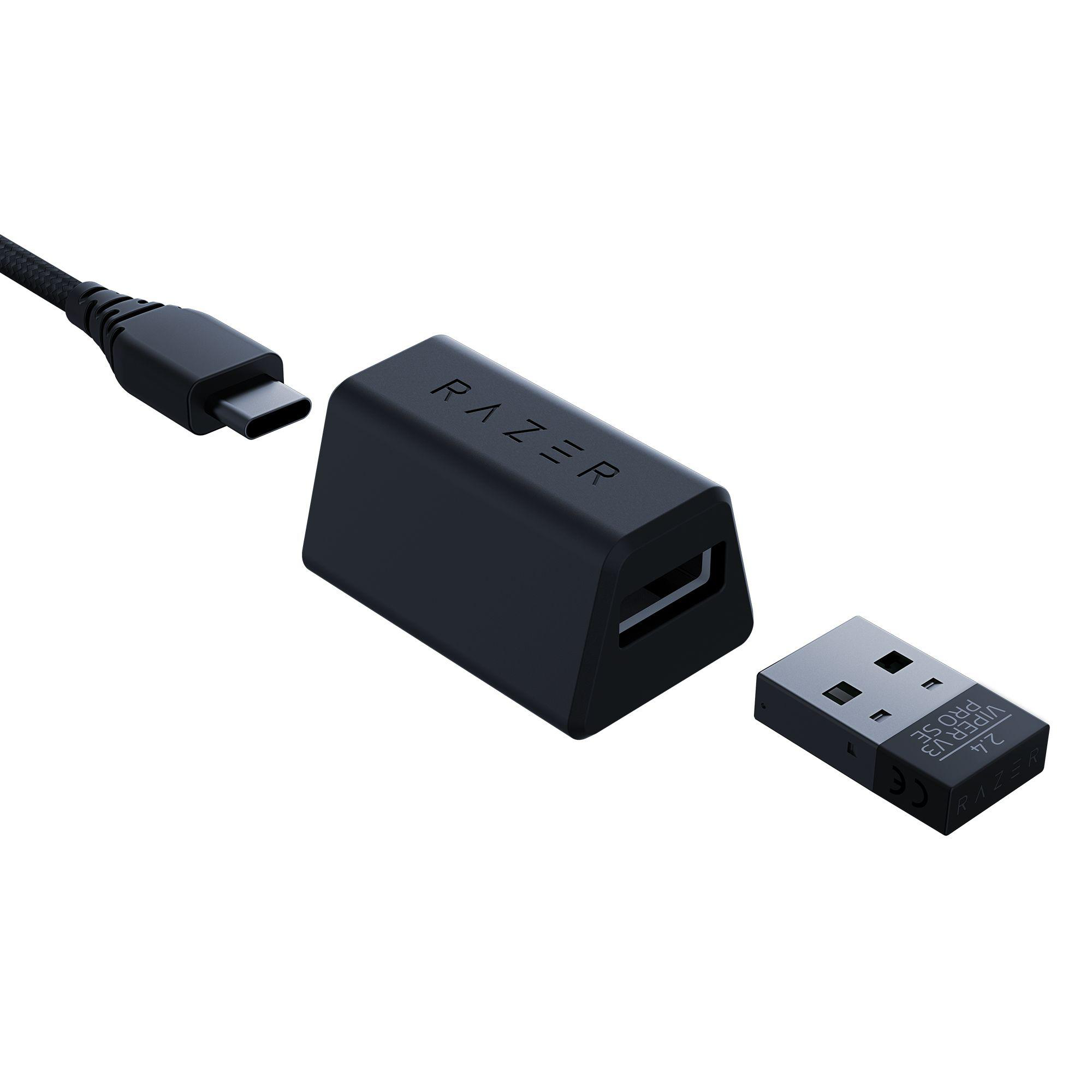 Ein schwarzer USB-Dongle, ein Razer-Adapter und ein USB-C-Kabel auf weißem Grund.