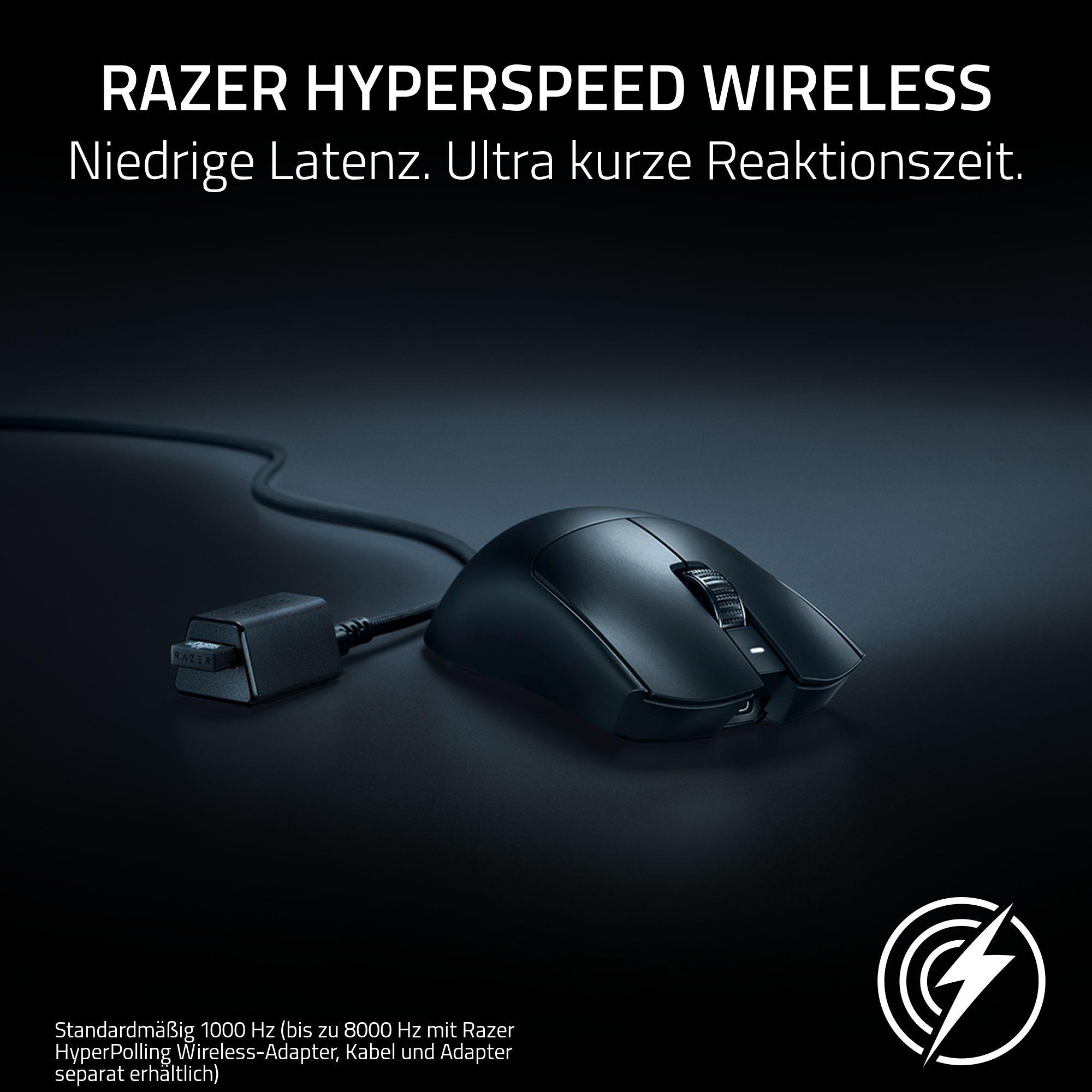Eine schwarze Razer Gaming-Maus mit Kabel und Dongle auf dunklem Hintergrund.