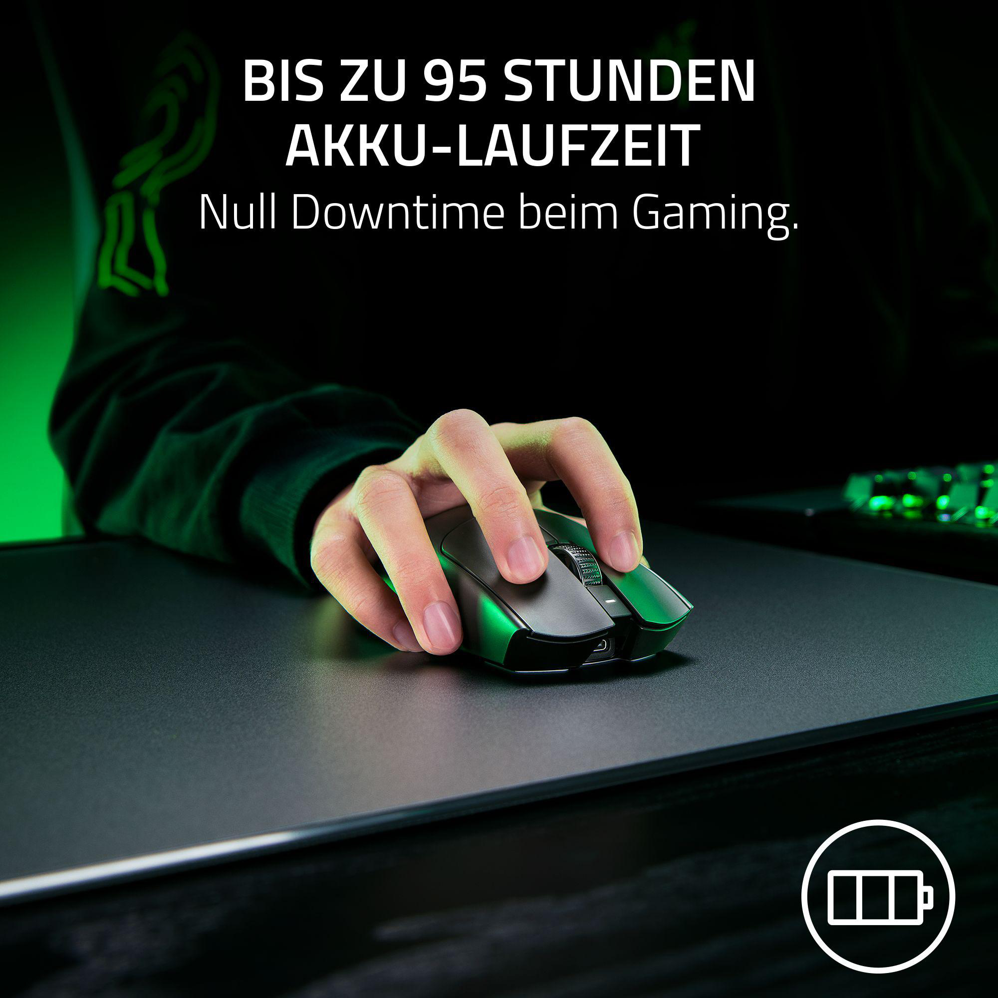 Eine Hand benutzt eine grüne Gaming-Maus auf einer schwarzen Matte.