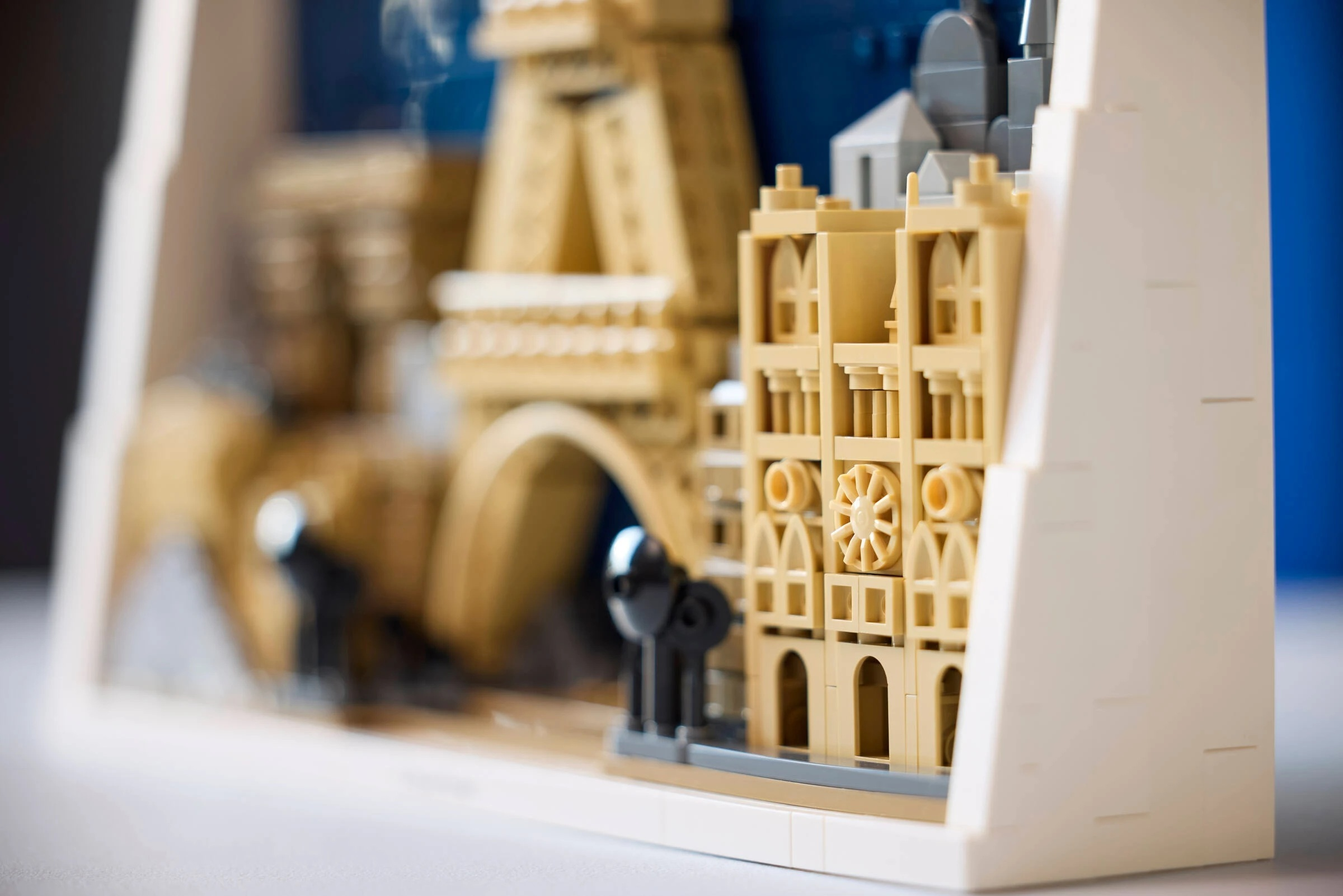 Model Lego Wieży Eiffla i innych paryskich budynków.