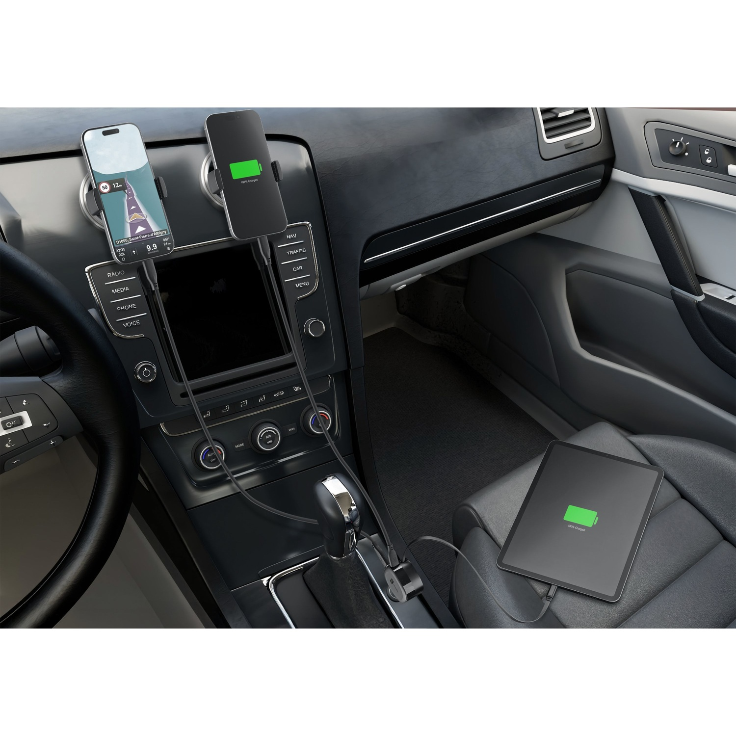 Due smartphone e un tablet in carica in un'auto.