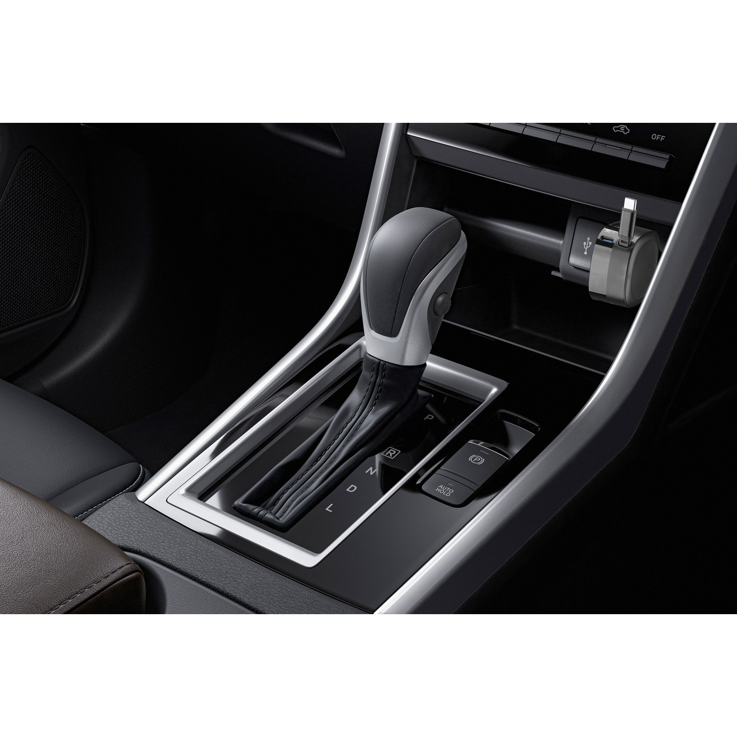 Interno auto con cambio automatico, caricatore USB e freno di stazionamento.