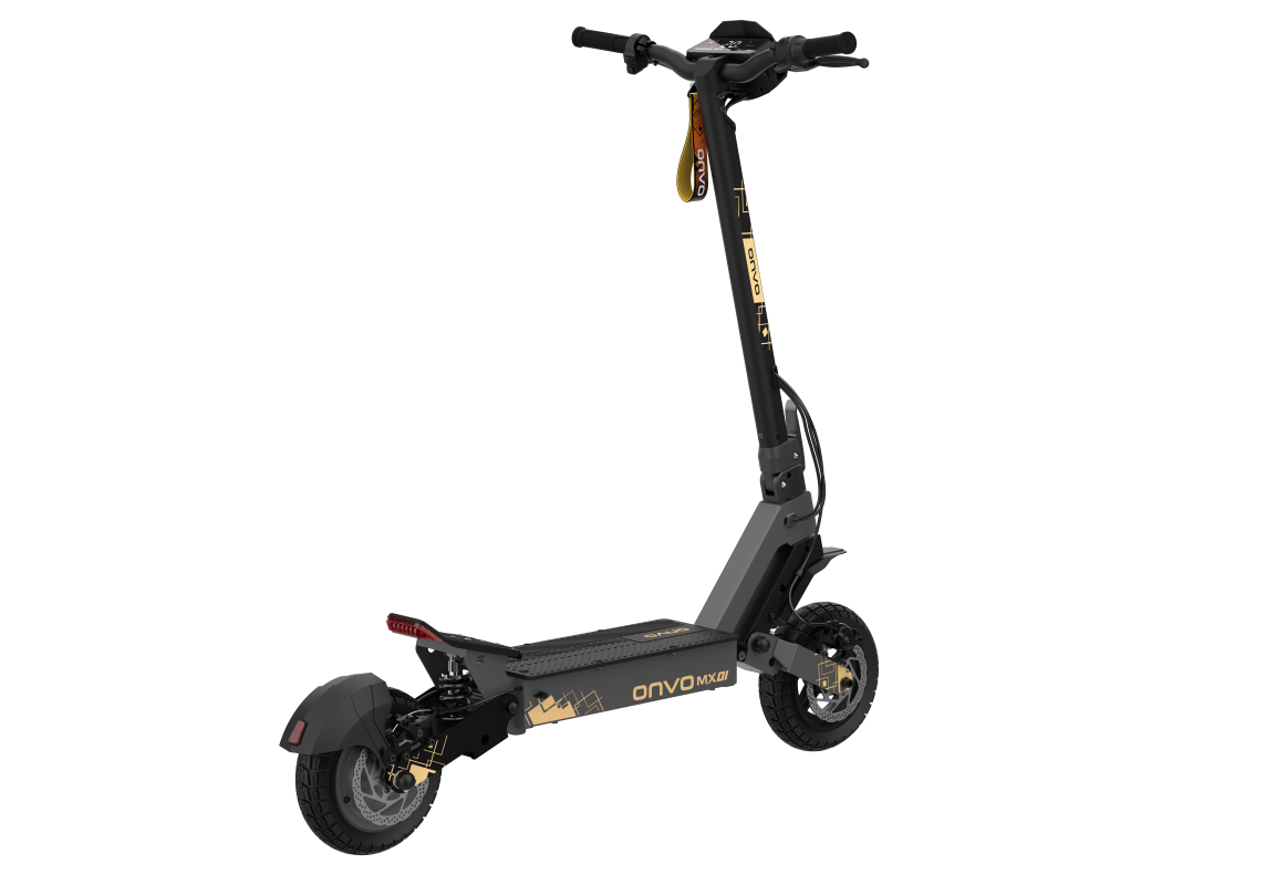Altın vurgulu siyah elektrikli scooter siyah arka planda duruyor.
